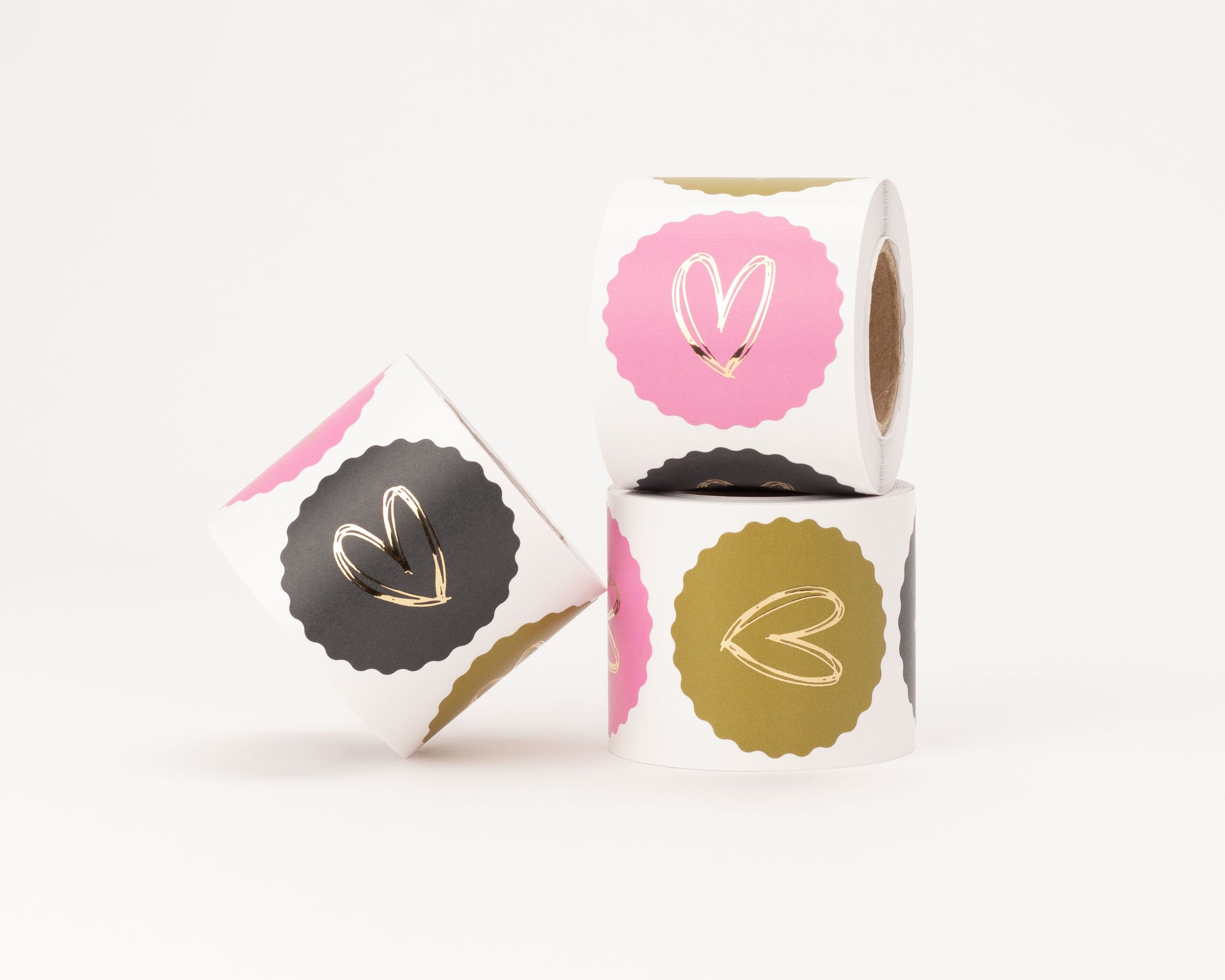 Aufkleber mit Herzmotiv in Pink, Olivgrün und Schwarz, jeweils mit goldenem Herz
