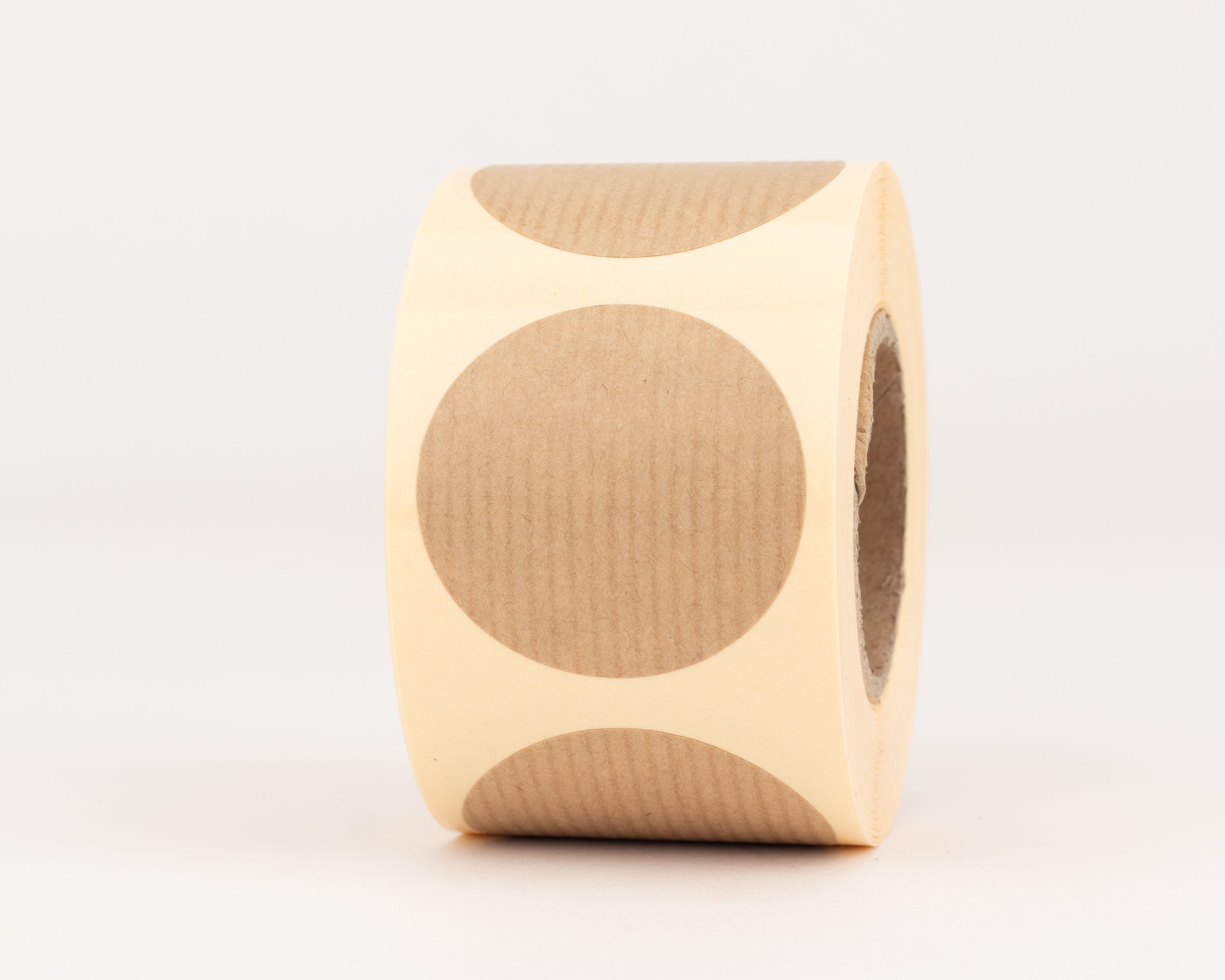 Runde Aufkleber aus Kraftpapier in der Farbe Kraft mit einer deutlich sichtbaren natürlichen Textur