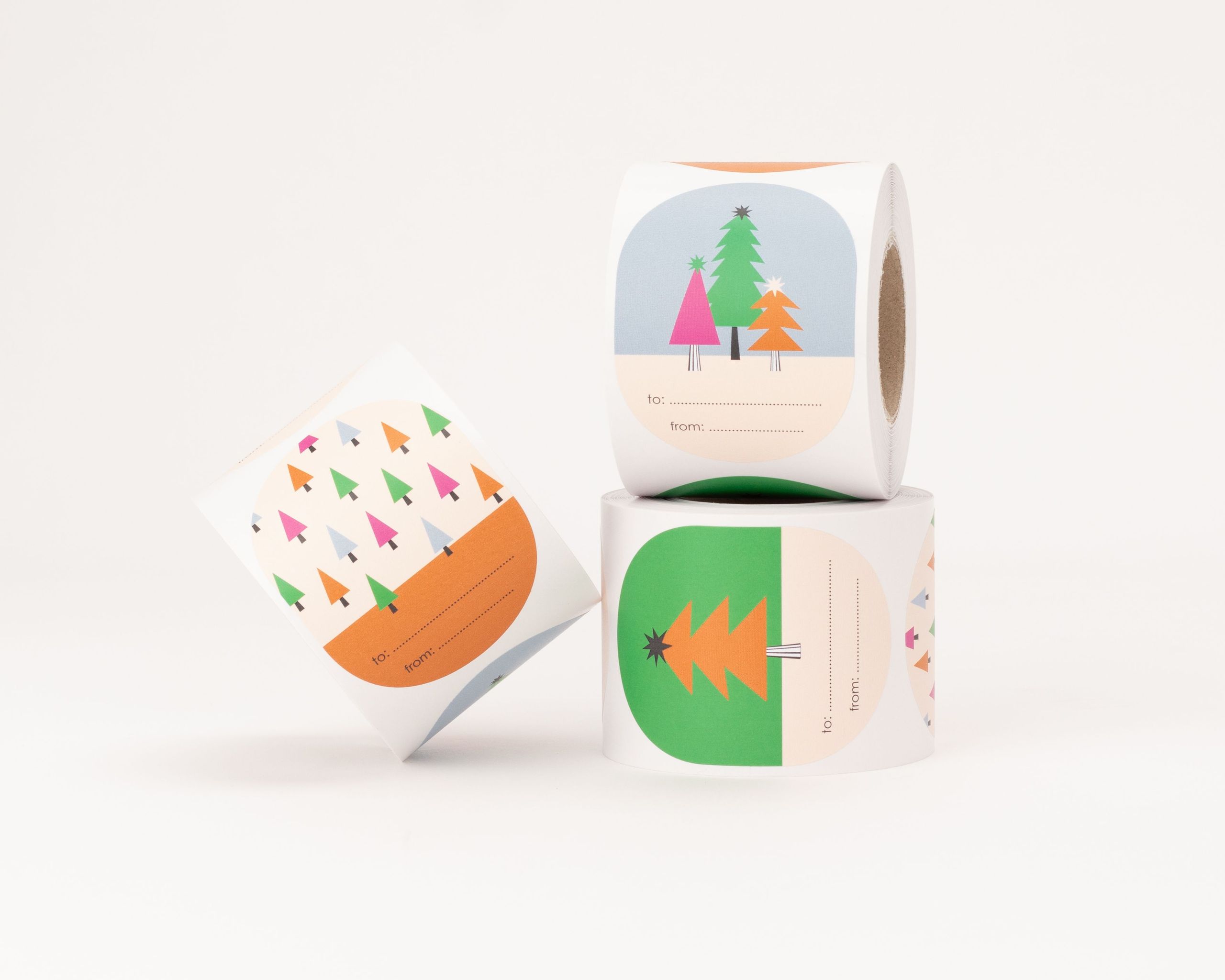 Aufkleber mit drei verschiedenen Winterwald-Designs in Orange, Grün, Pink und Blau, jeweils mit Feldern für Empfänger und Absender