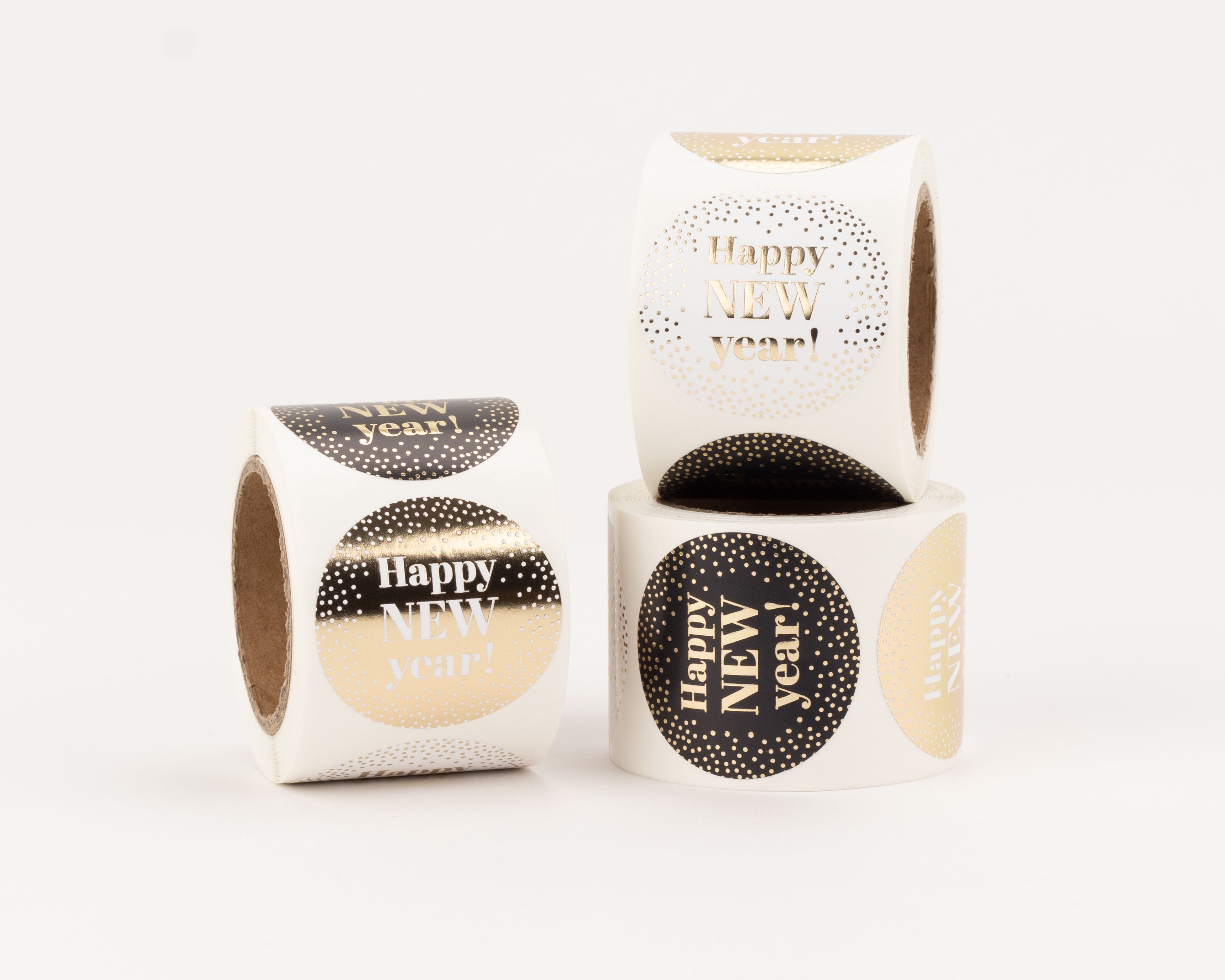 Aufkleber mit drei Happy New Year Motiven in Gold, Weiß, Schwarz. Sie zeigen goldene und weiße Schrift mit Punkten