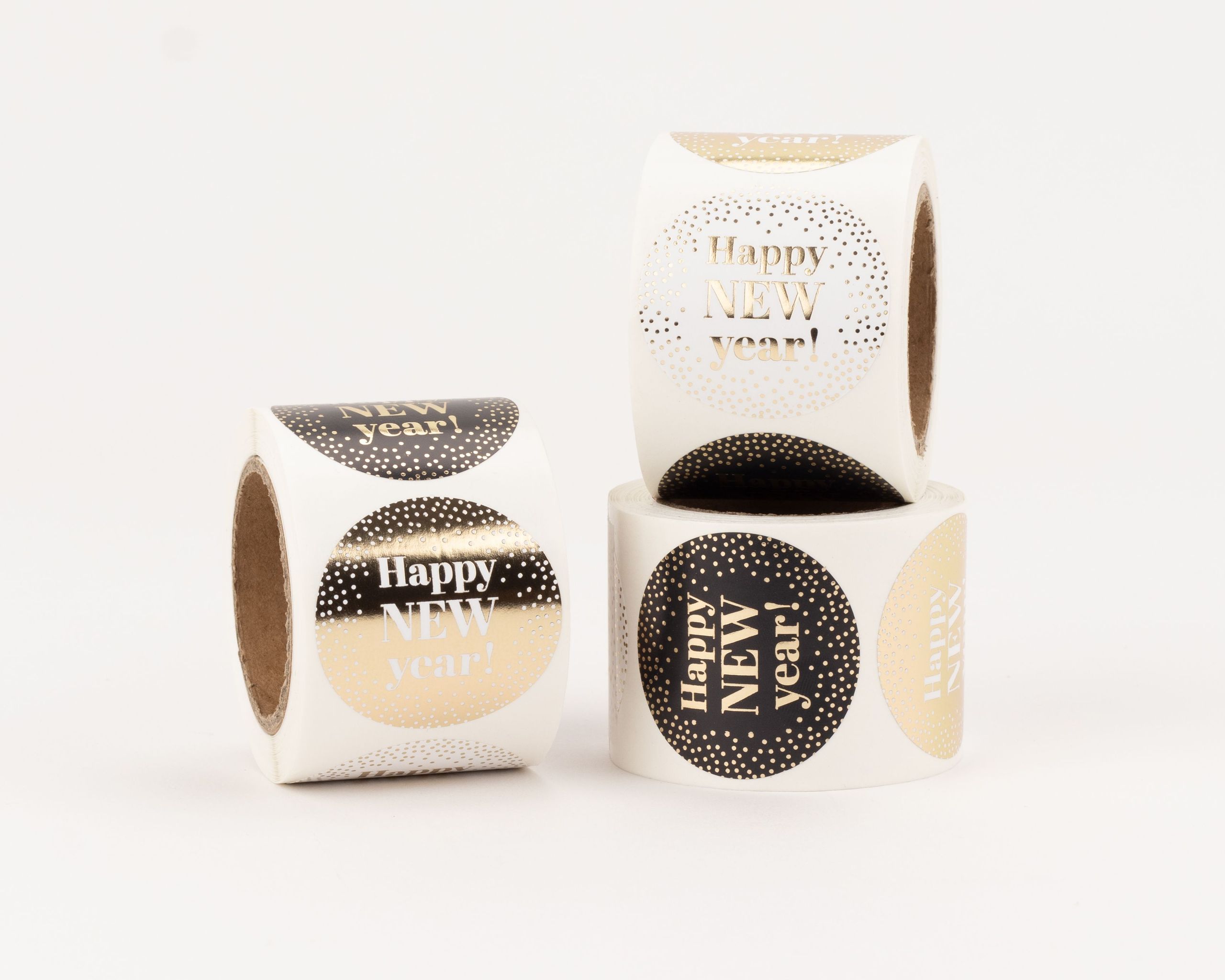 Aufkleber mit drei Happy New Year Motiven in Gold, Weiß, Schwarz. Sie zeigen goldene und weiße Schrift mit Punkten