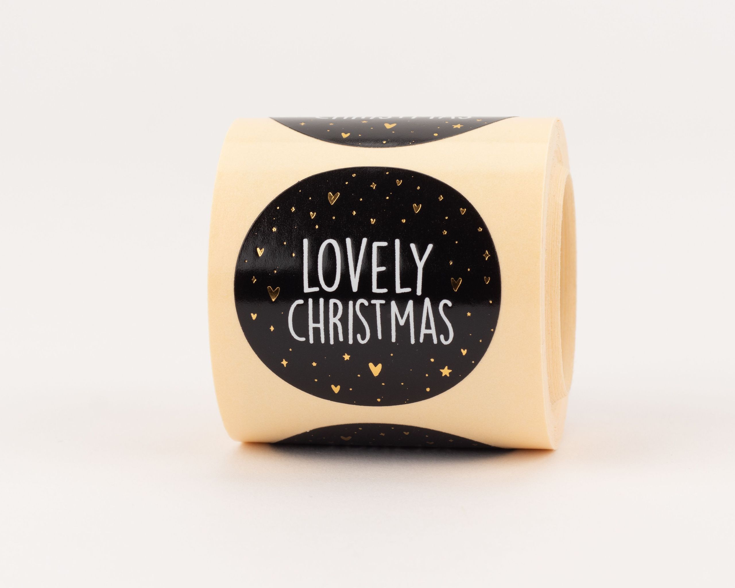 Aufkleber mit rundem Design, schwarzem Grund, weißem Schriftzug Lovely Christmas und goldenen Sternen und Herzen