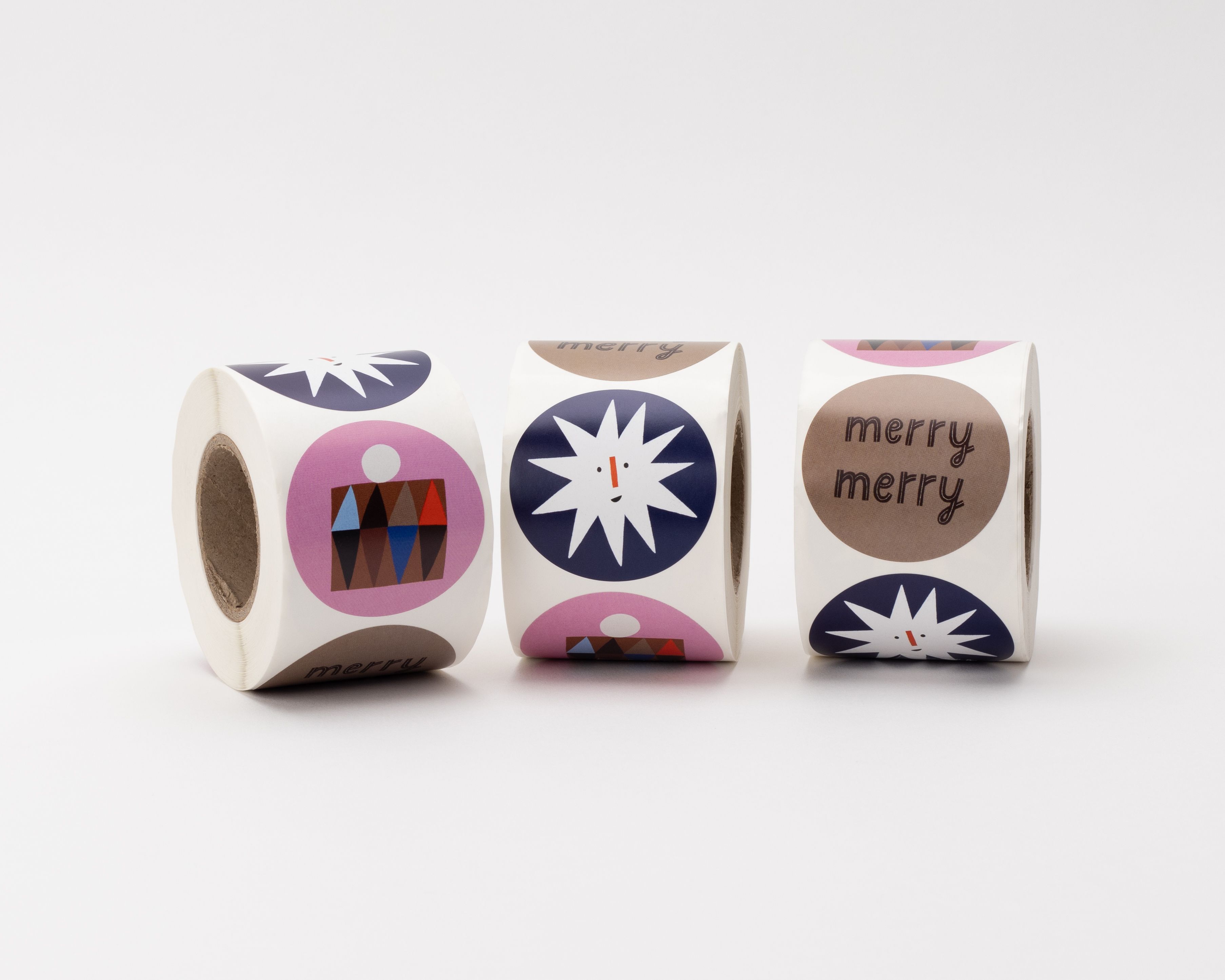 Aufkleber mit drei Retro Christmas Motiven in Pink, Blau und Braun. Es sind geometrische Formen, ein Stern und Schriftzüge sichtbar