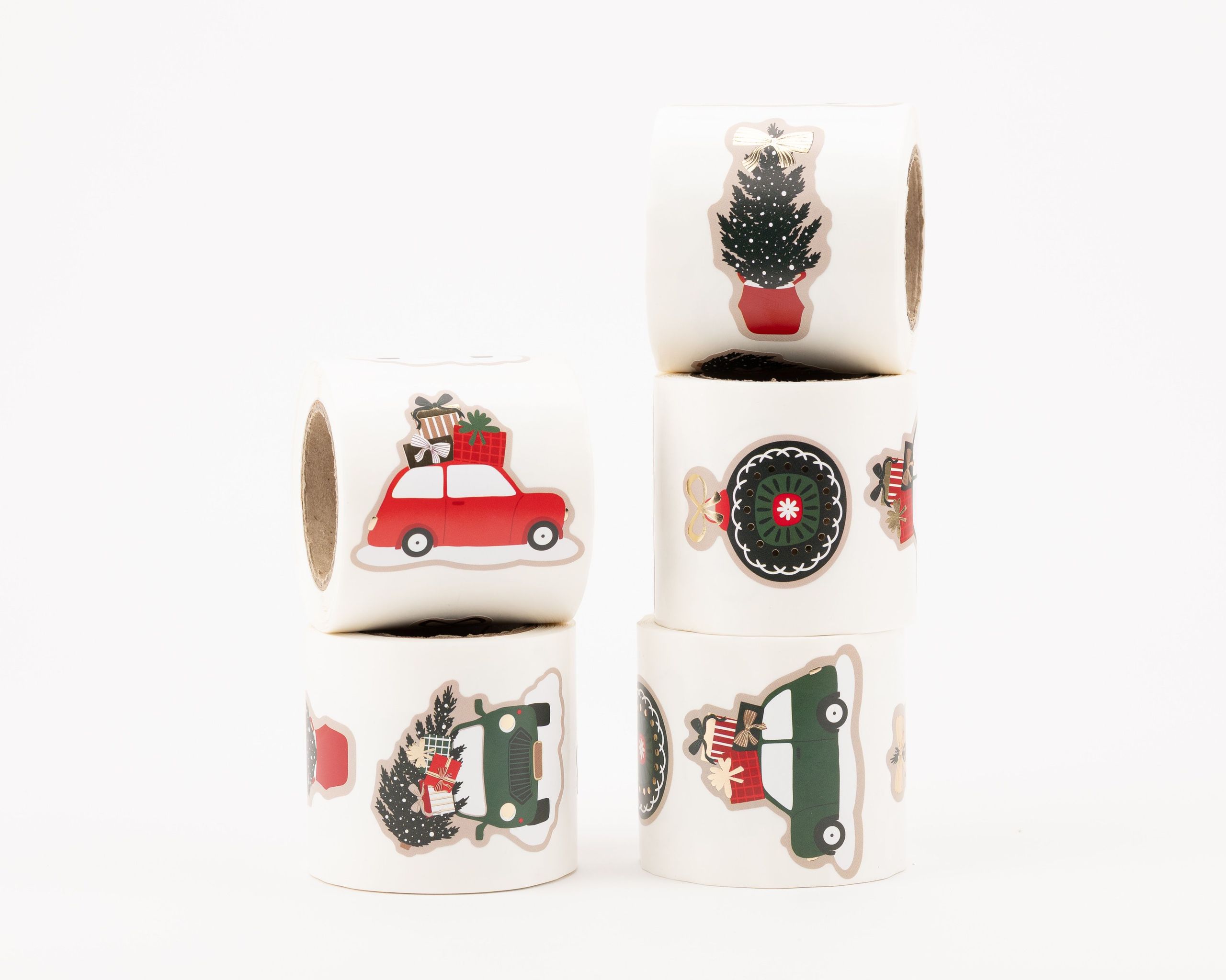 Aufkleber mit verschiedenen festlichen Motiven wie rote und dunkelgrüne Autos mit Geschenken, dunkelgrüne Weihnachtsbäume mit Gold-Effekt und rote Ornamente