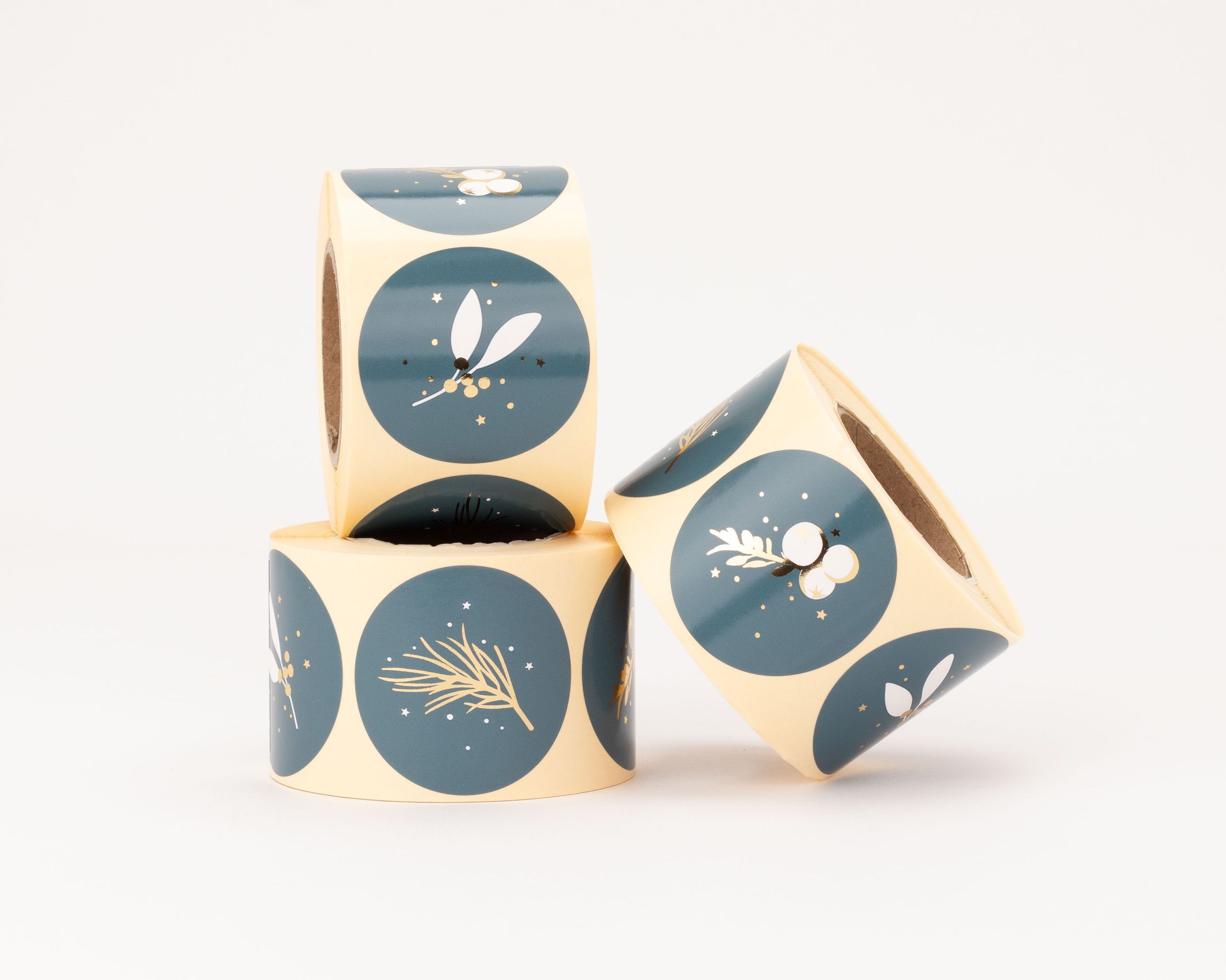 Aufkleber mit winterlichen Zweigen in Blau, Weiß und Gold zeigen drei verschiedene Designs mit schimmerndem Gold-Effekt