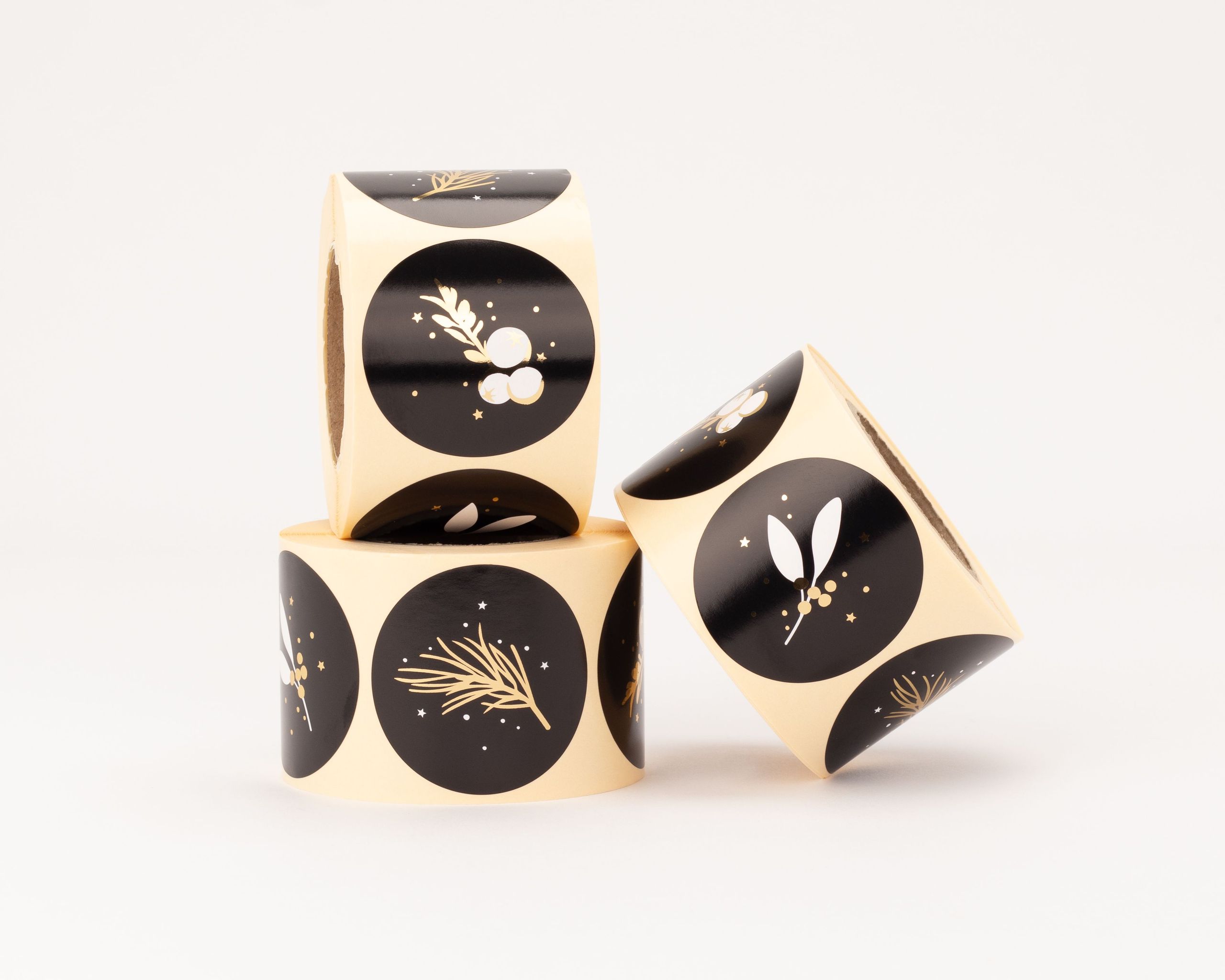 Aufkleber mit drei verschiedenen Winterzweige-Motiven in Schwarz, Gold und Weiß, verziert mit Sternen und Beeren