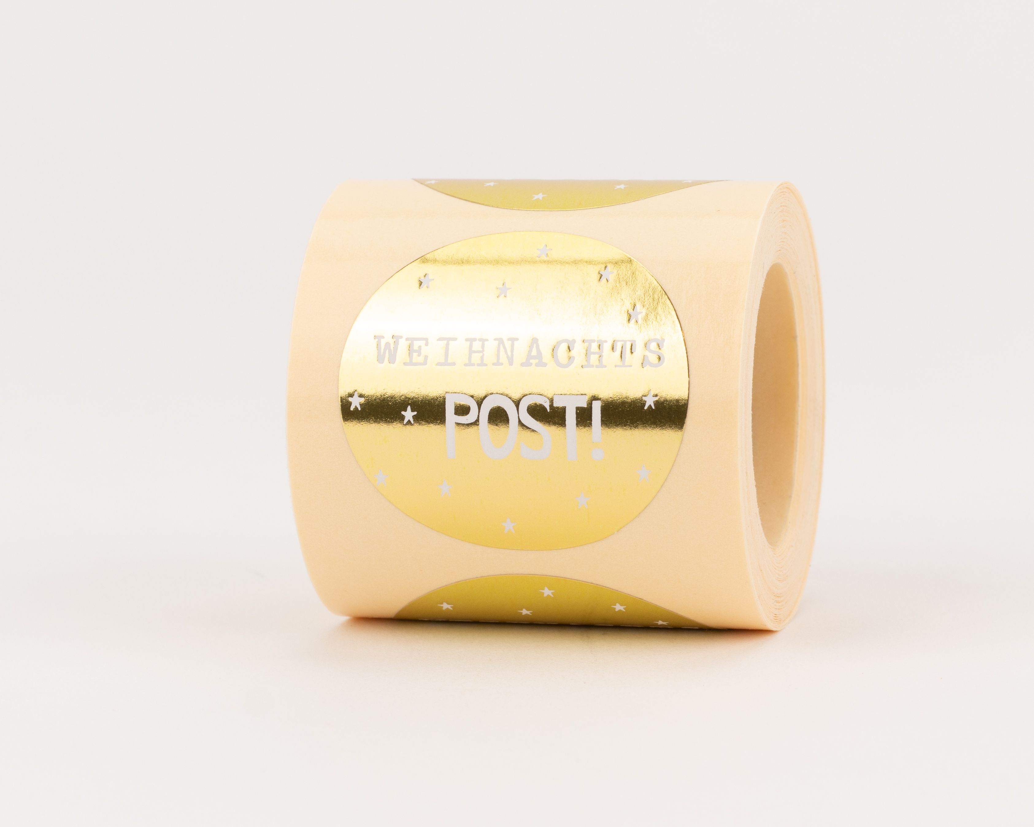 Aufkleber mit dem Schriftzug Weihnachtspost in Weiß auf goldenem Hintergrund und kleinen weißen Sternen
