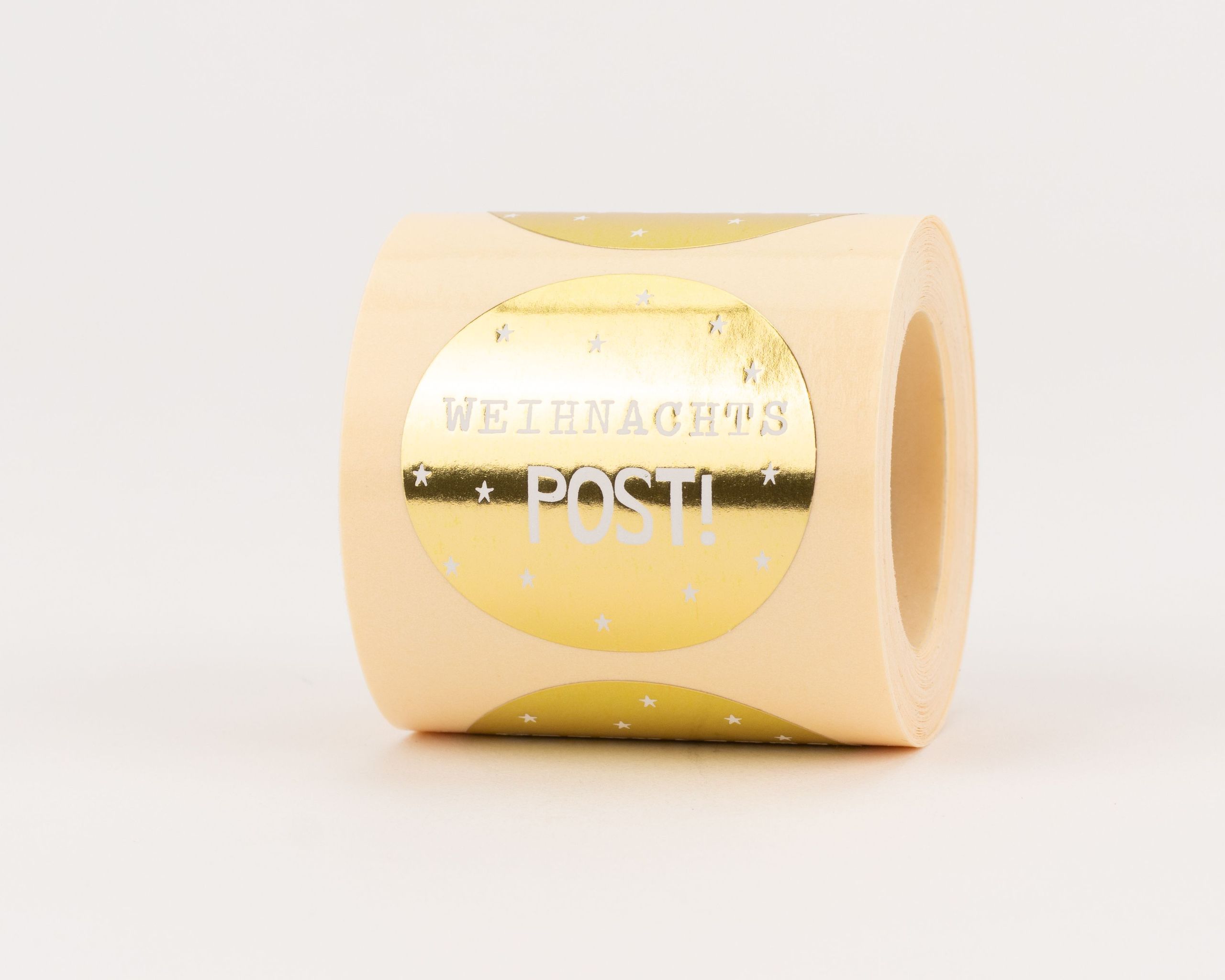 Aufkleber mit dem Schriftzug Weihnachtspost in Weiß auf goldenem Hintergrund und kleinen weißen Sternen