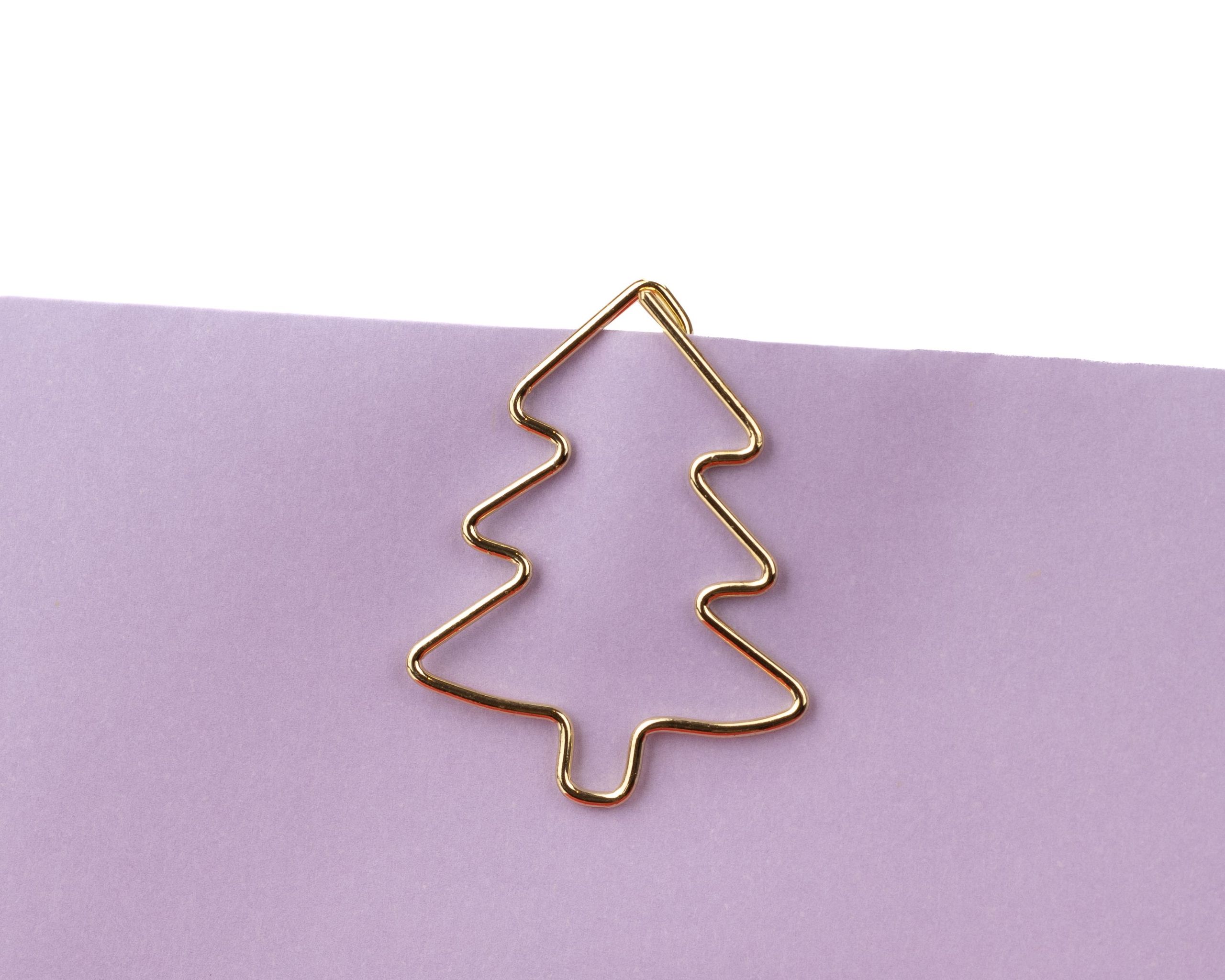Design-Clips aus glänzendem goldfarbenen Metall in Form einer Tanne, gefertigt aus durchgehendem Drahtmaterial
