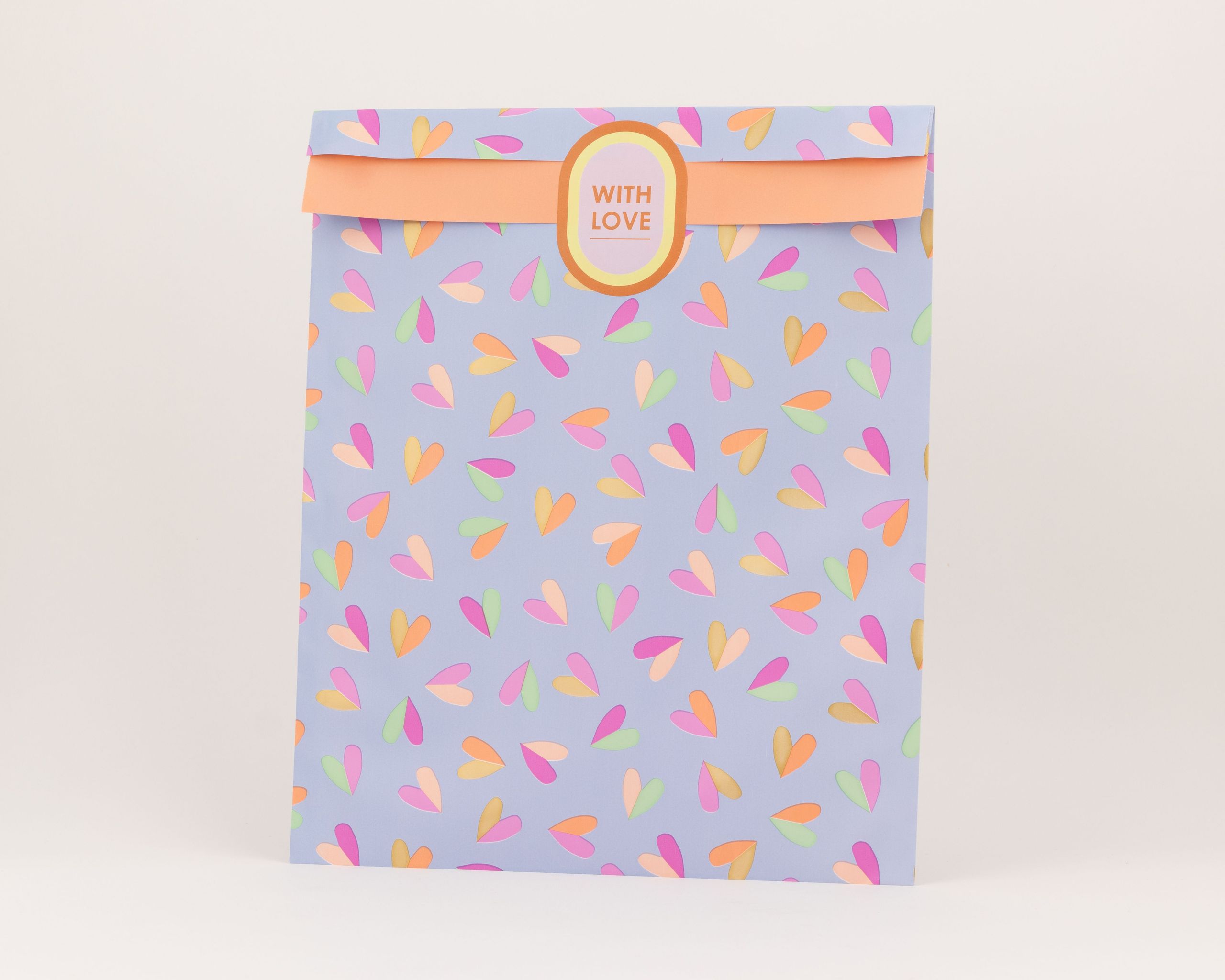 Flachbeutel in Blau mit einem lebhaften Muster aus Herzen in Pink Grün Orange und Goldfarben Die Innenseite ist in kräftigem Orange gehalten