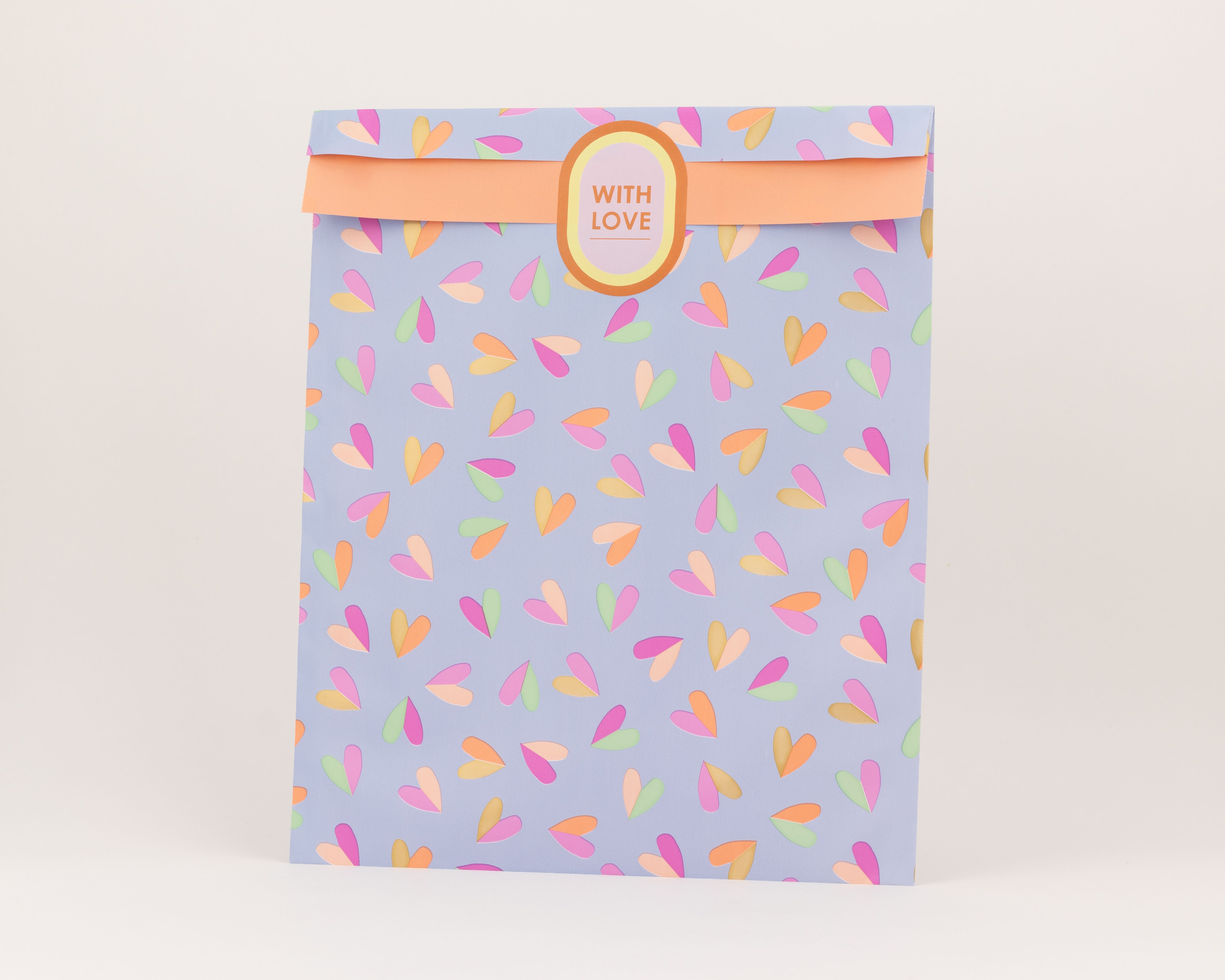 Flachbeutel in Blau mit einem lebhaften Muster aus Herzen in Pink Grün Orange und Goldfarben Die Innenseite ist in kräftigem Orange gehalten
