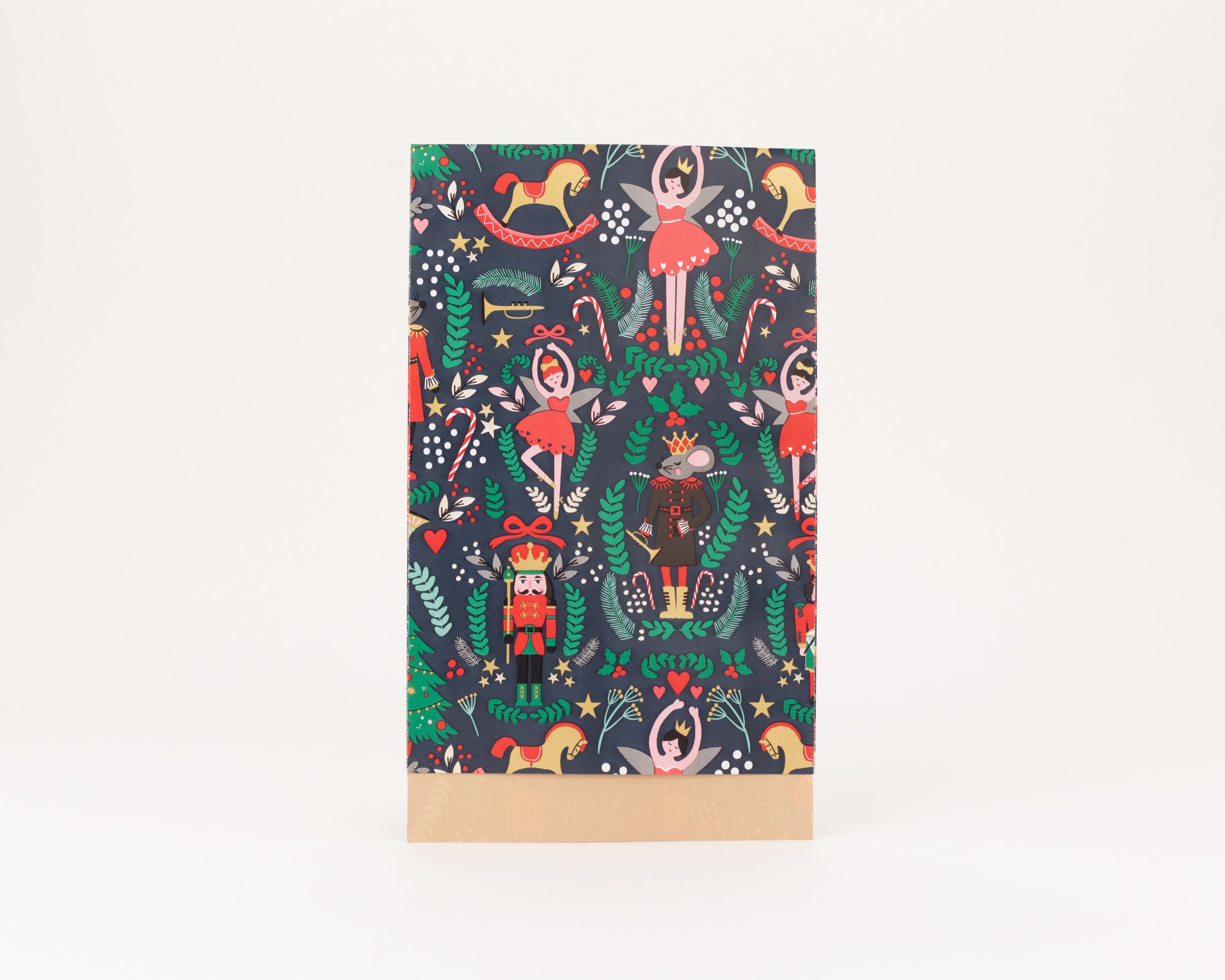 Flachbeutel mit dunkelblauem Weihnachtsmotiv, das Nussknacker, Mauskoenig und Ballerinas darstellt. Die Innenseite ist braun
