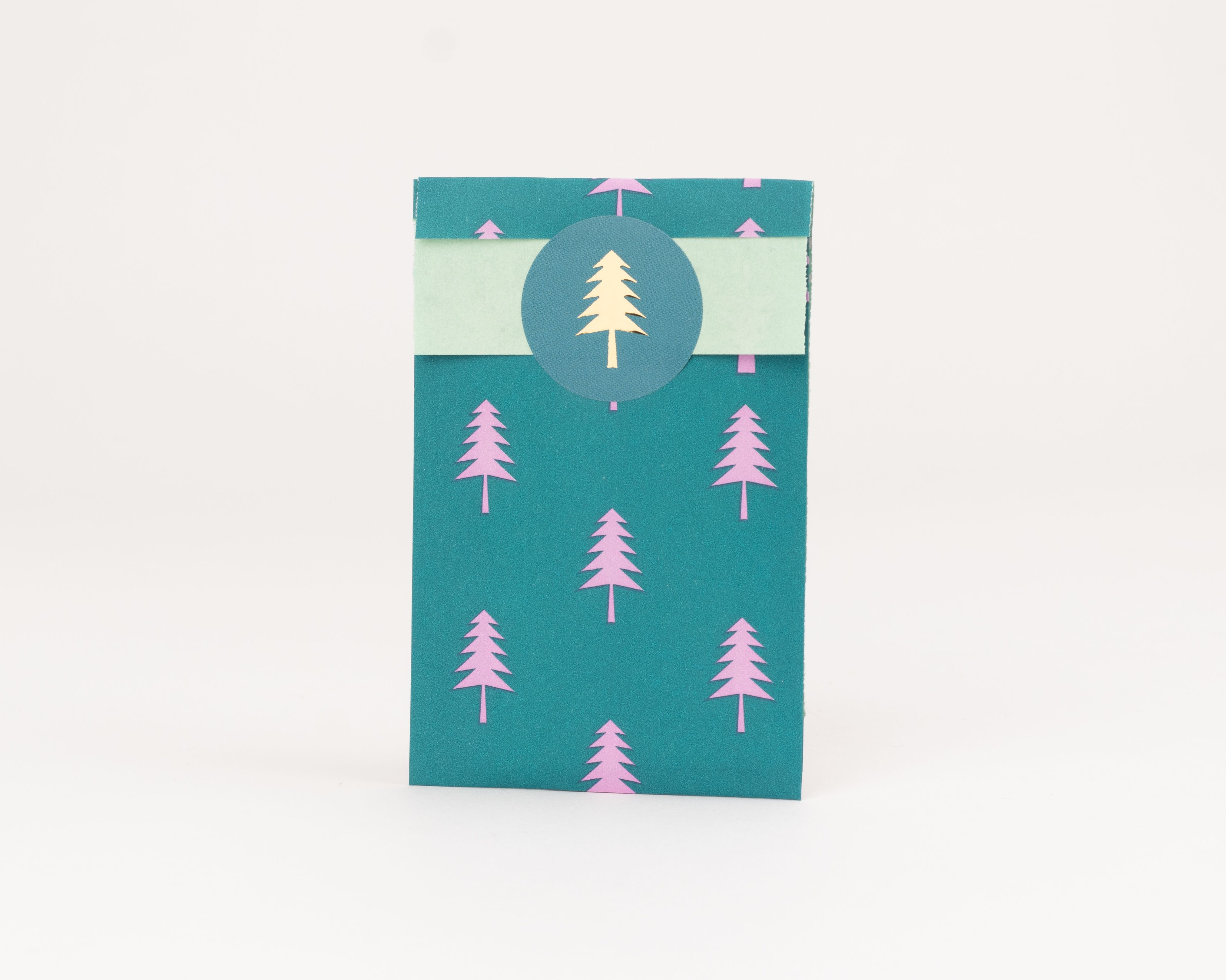 Flachbeutel in Grün mit pinkfarbenem Tannenbaum Muster und hellgrüner Innenseite