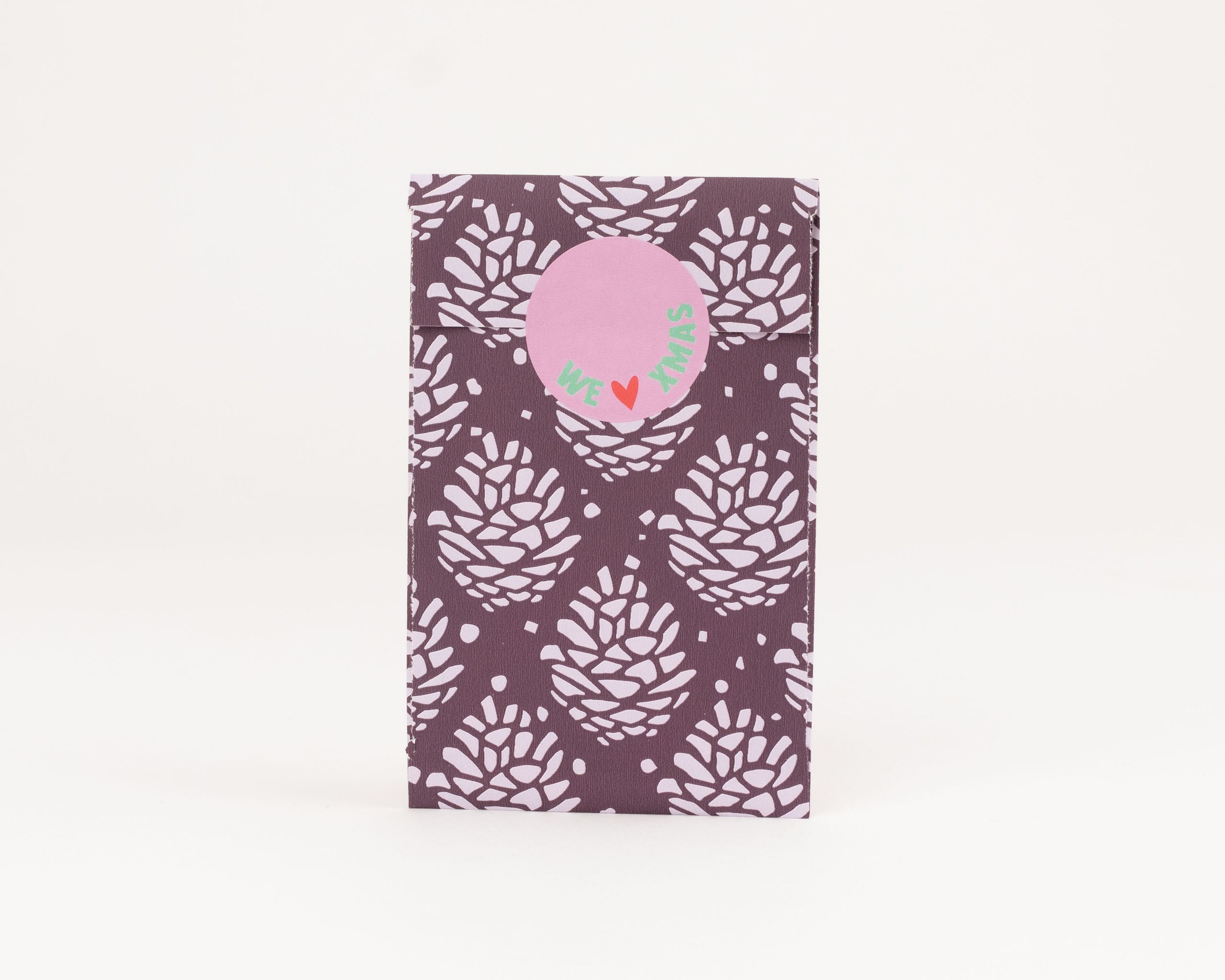 Flachbeutel mit dunkelviolettem Papier und einem stilisierten Tannenzapfenmuster in Hellviolett. Die Innenseite des Beutels ist einfarbig Hellviolett