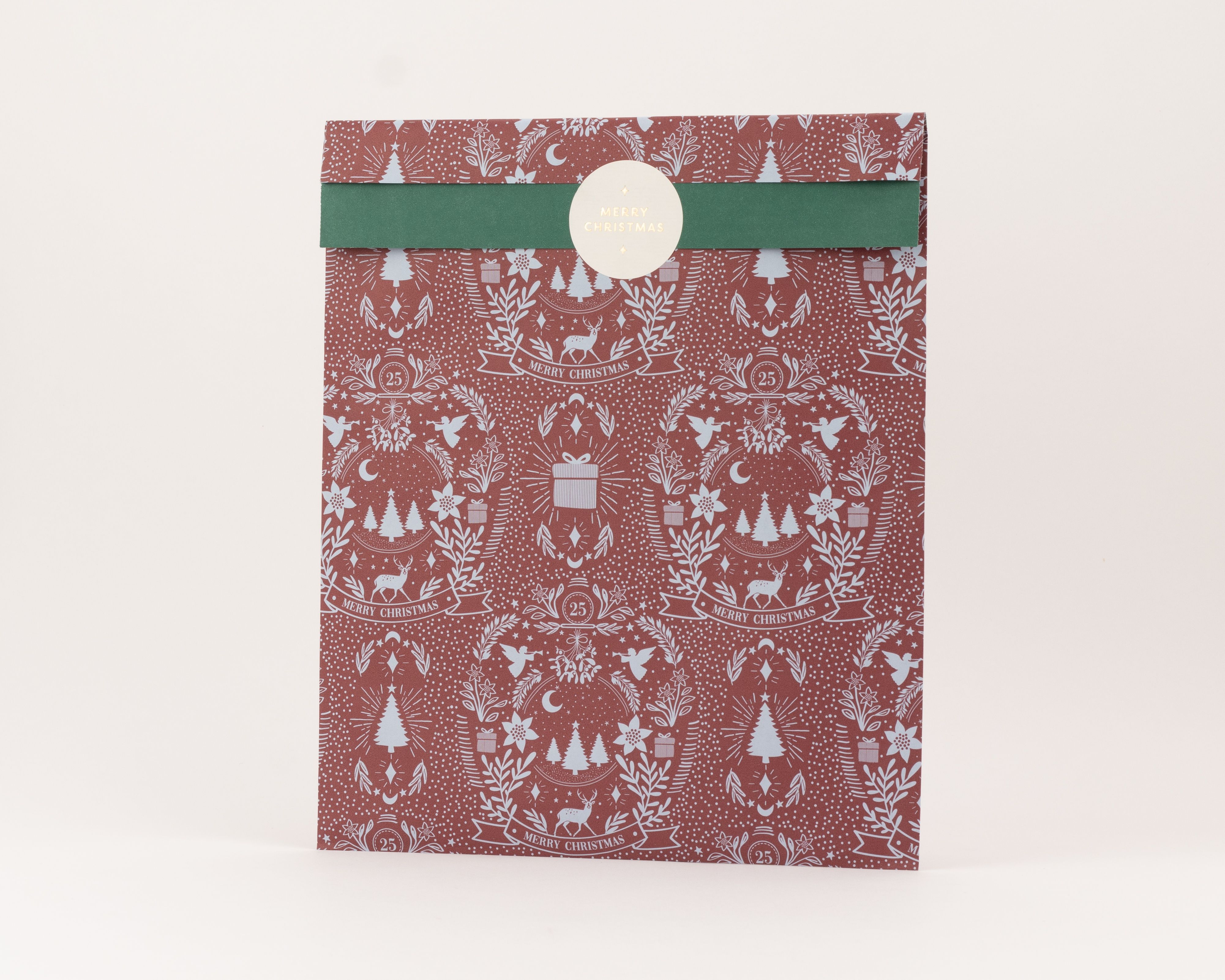 Flachbeutel in Burgunderrot mit blauem Vintage Weihnachtsmuster. Die Innenseite ist Grün und zeigt einen runden Merry Christmas Sticker