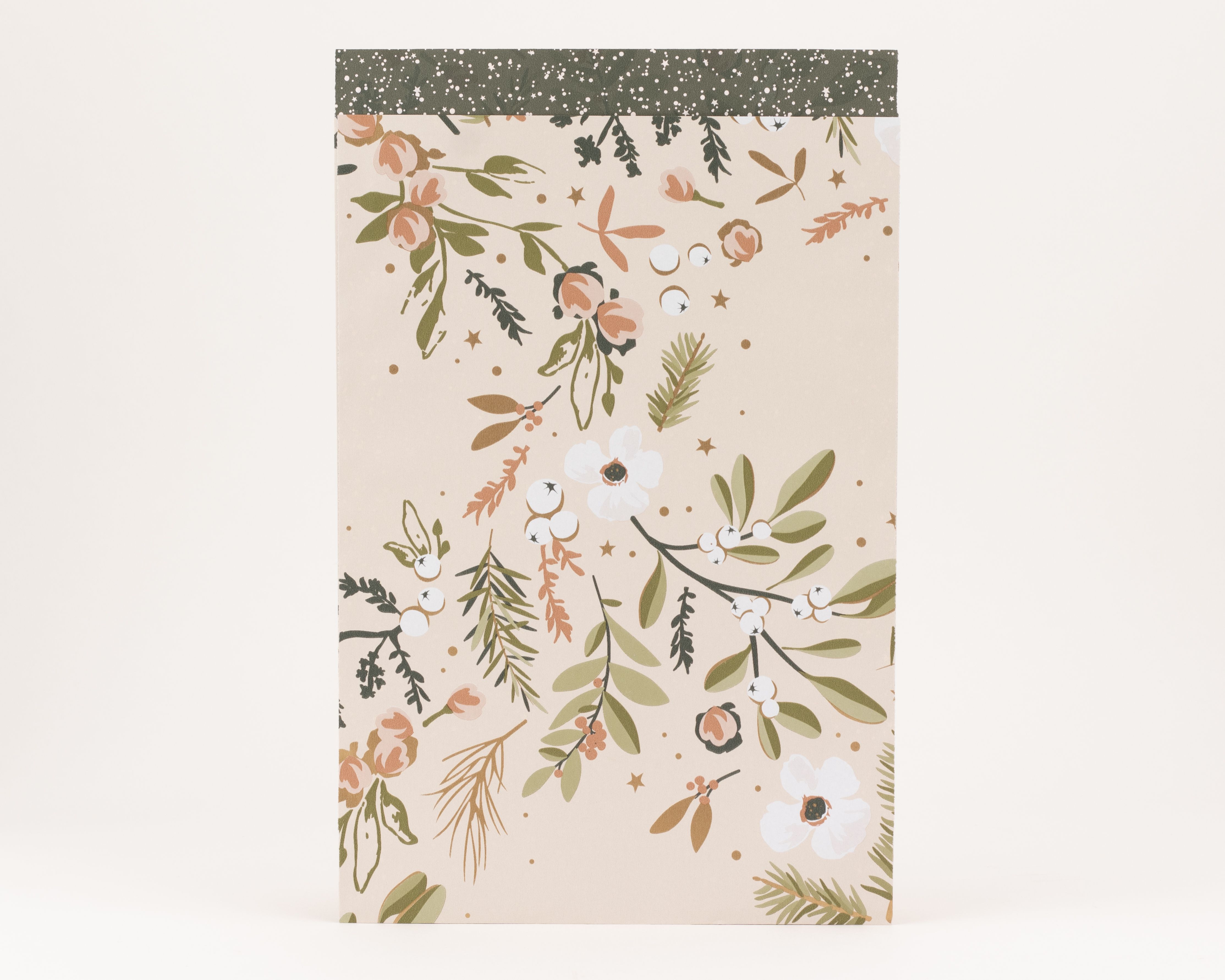 Flachbeutel in Blush Beige mit winterlichem Blumendekor und Goldeffekt. Die dunkelgrüne Innenseite zeigt ein Muster aus hellen Sternen und Punkten