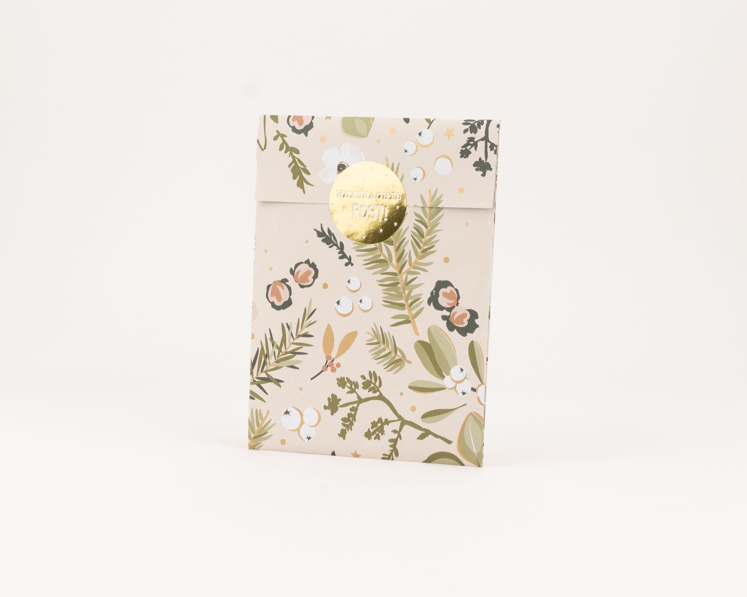 Flachbeutel in Blush Beige mit botanischem Wintergarten-Muster in Grün, Weiß und Gold, verschlossen mit einem Goldeffekt-Aufkleber