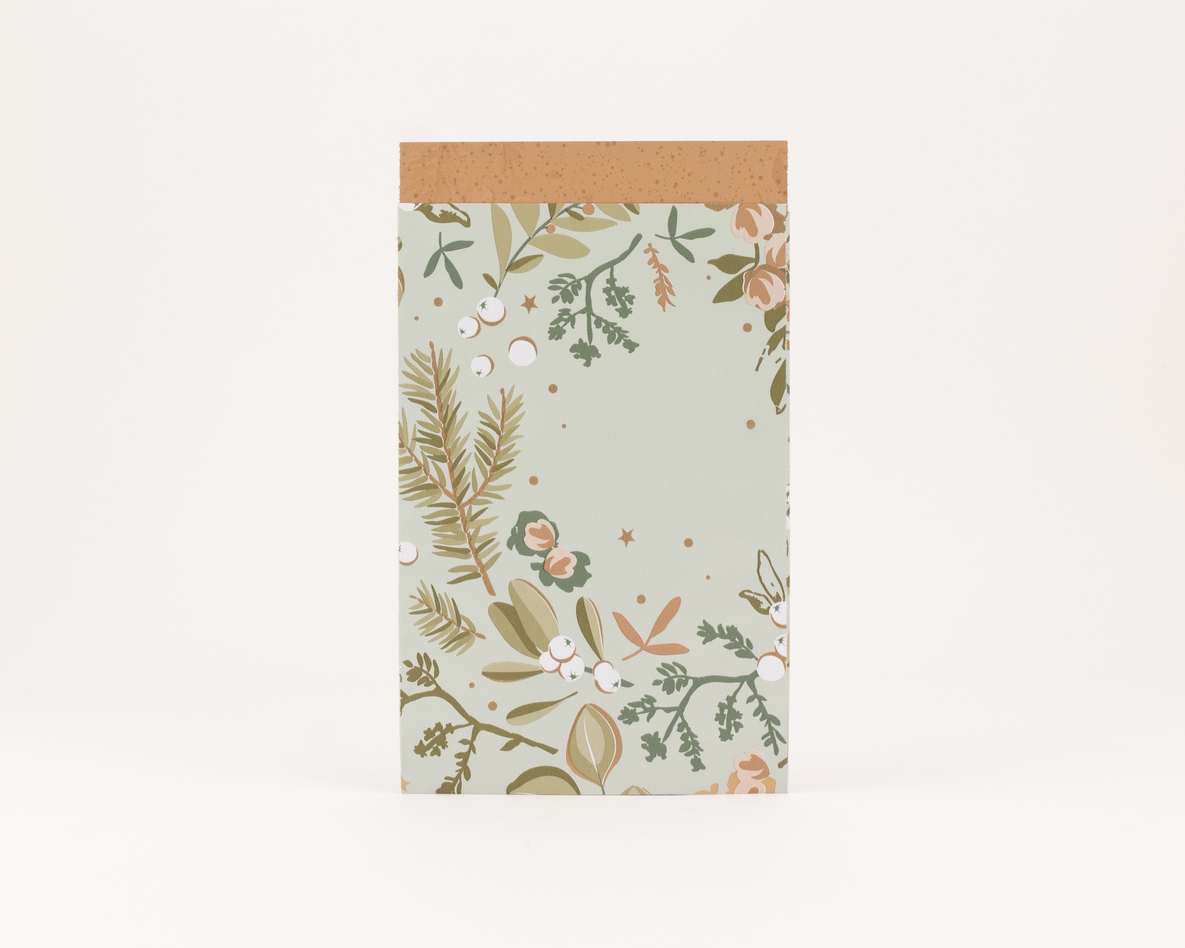 Flachbeutel in Salbeigrün mit botanischem Wintergarten-Muster und Goldeffekt. Die sichtbare Innenseite ist zimtbraun mit dezentem Sternenmotiv