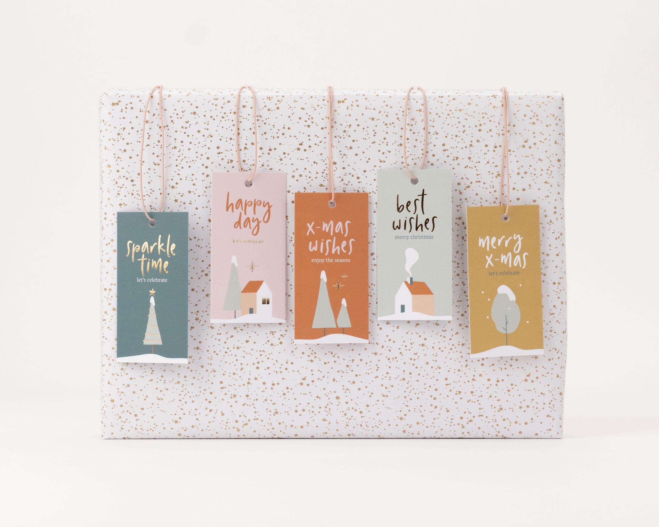 Geschenkanhänger-Set mit fünf rechteckigen Anhängern in Pastellfarben, verziert mit winterlichen Motiven wie Bäumen, Häusern und festlichen Grüßen