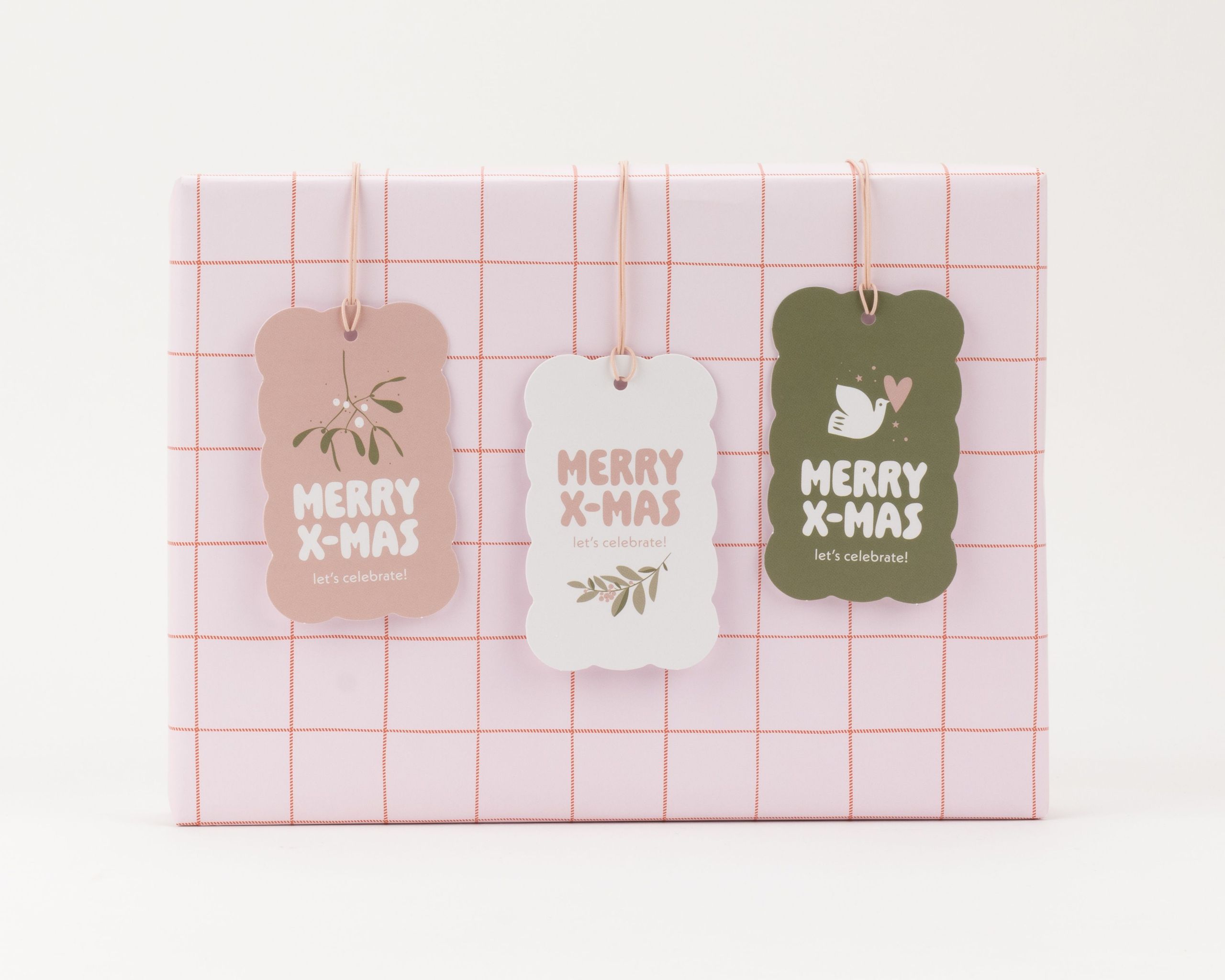 Geschenkanhänger-Set mit drei gewellten Anhängern in Rosé, Cremeweiß und Olivgrün. 'Merry X-mas' und festliche Illustrationen