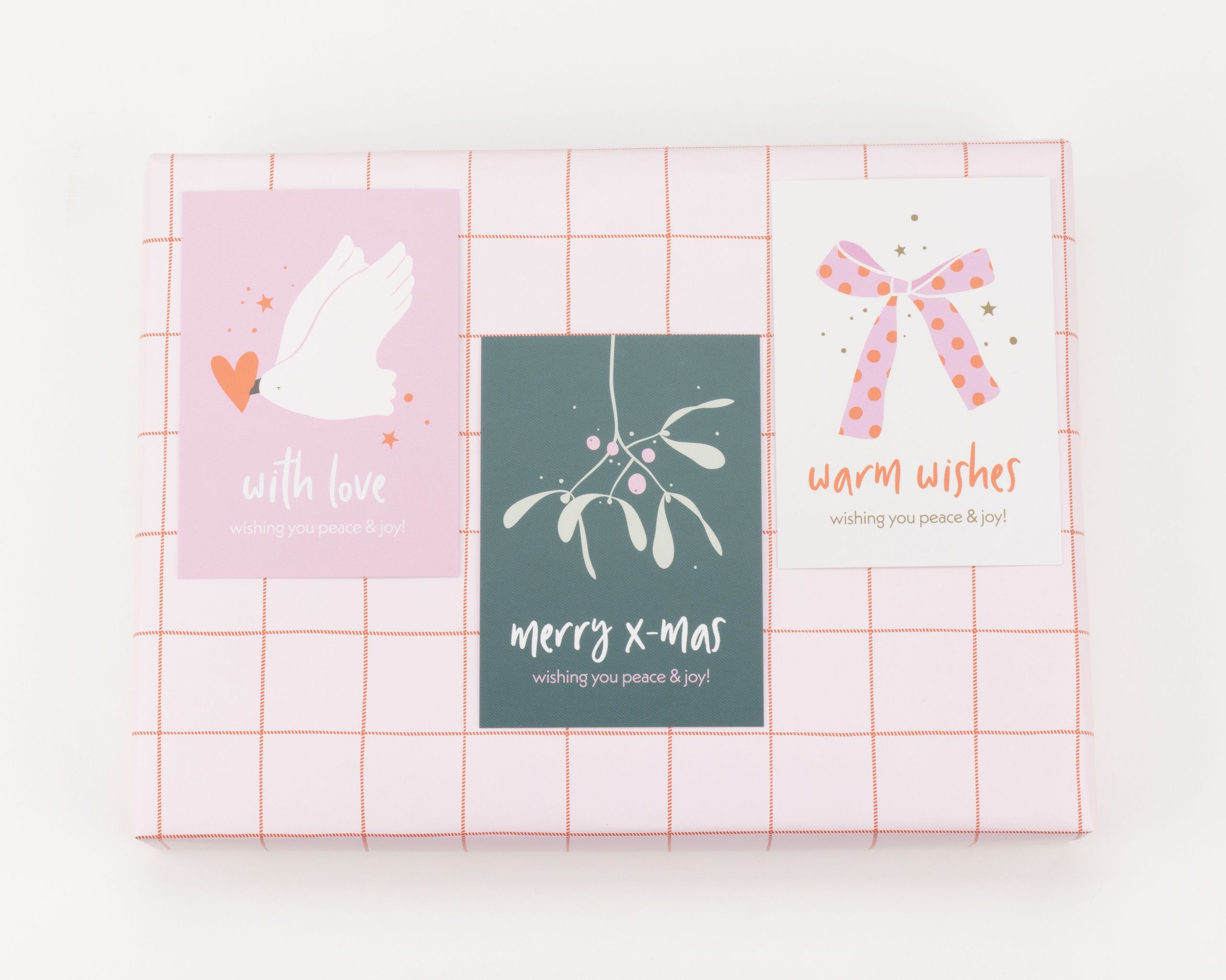 Geschenkanhänger-Set mit drei rechteckigen Anhängern in Rosa, Dunkelgrün und Weiß, verziert mit Taube, Mistelzweig und einer gepunkteten Schleife