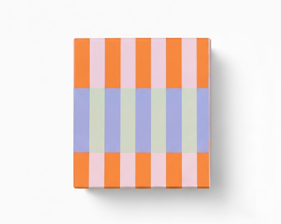 Geschenkpapier mit breiten vertikalen Streifen in Orange, Hellrosa, Hellblau und Hellgrün, dargestellt als verpacktes rechteckiges Geschenk