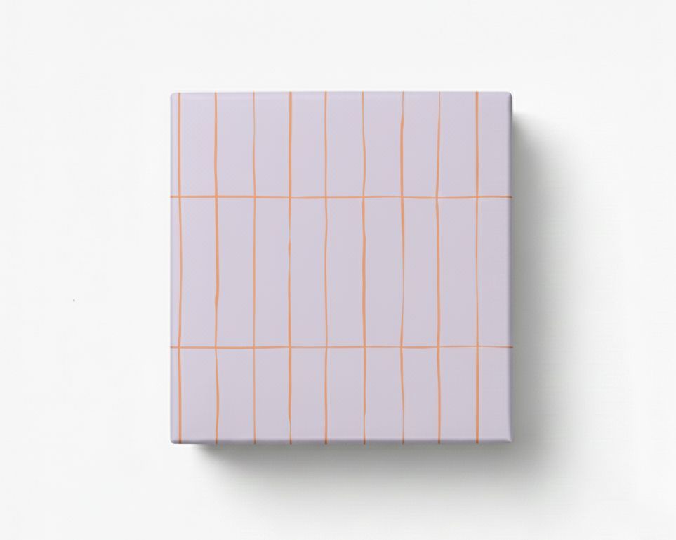 Geschenkpapier mit einem Rastermuster in Flieder und Neon Orange, dargestellt als verpacktes Geschenk