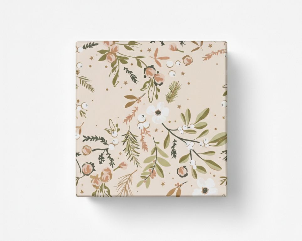 Geschenkpapier mit beigefarbenem Grund und einem Muster aus grünen Blättern, weißen Blüten und Beeren, als Geschenk verpackt