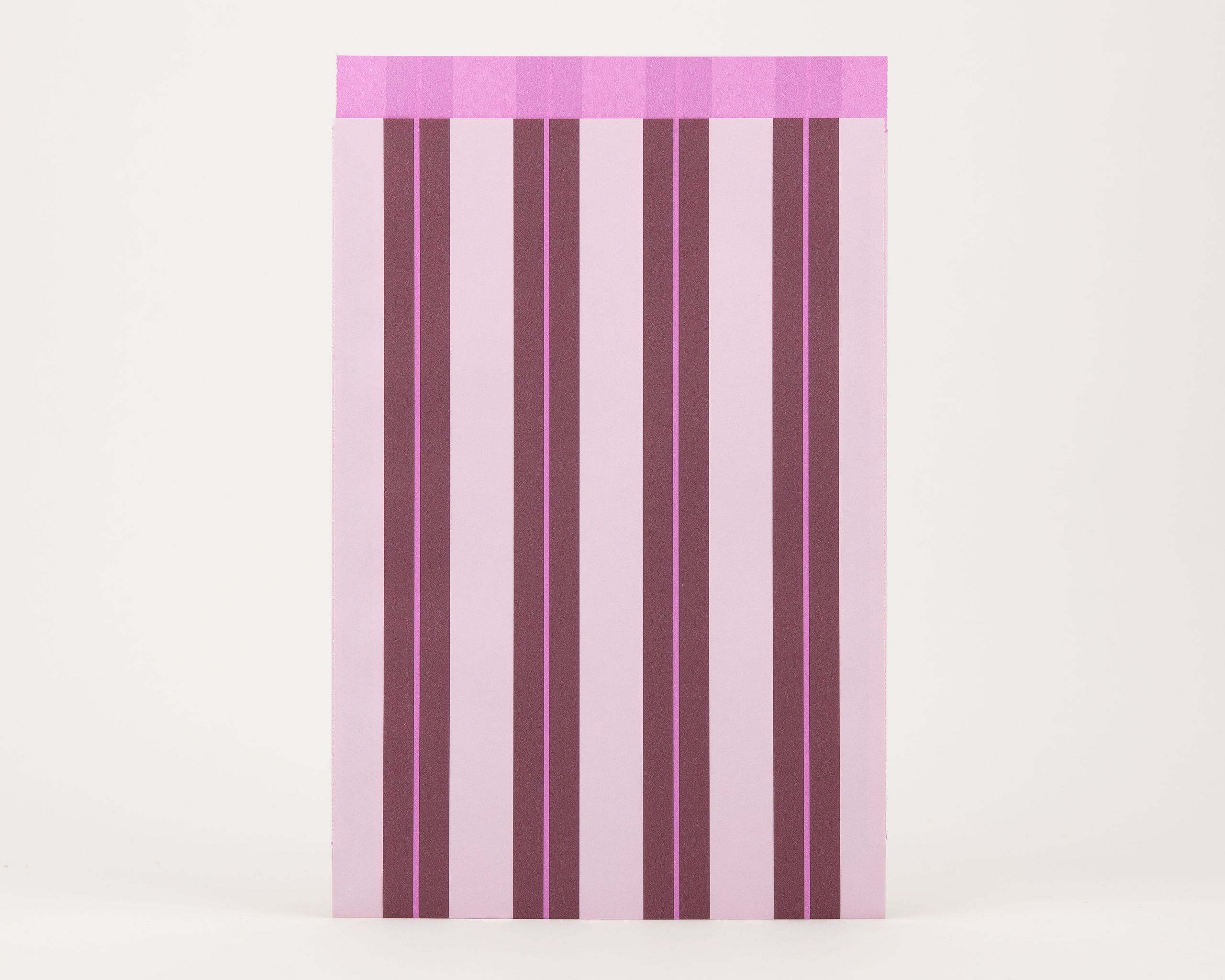 Papiertüten Flachbeutel mit vertikalen Streifen in Flieder und Aubergine. Die Innenseite ist unifarben in Flieder gestaltet