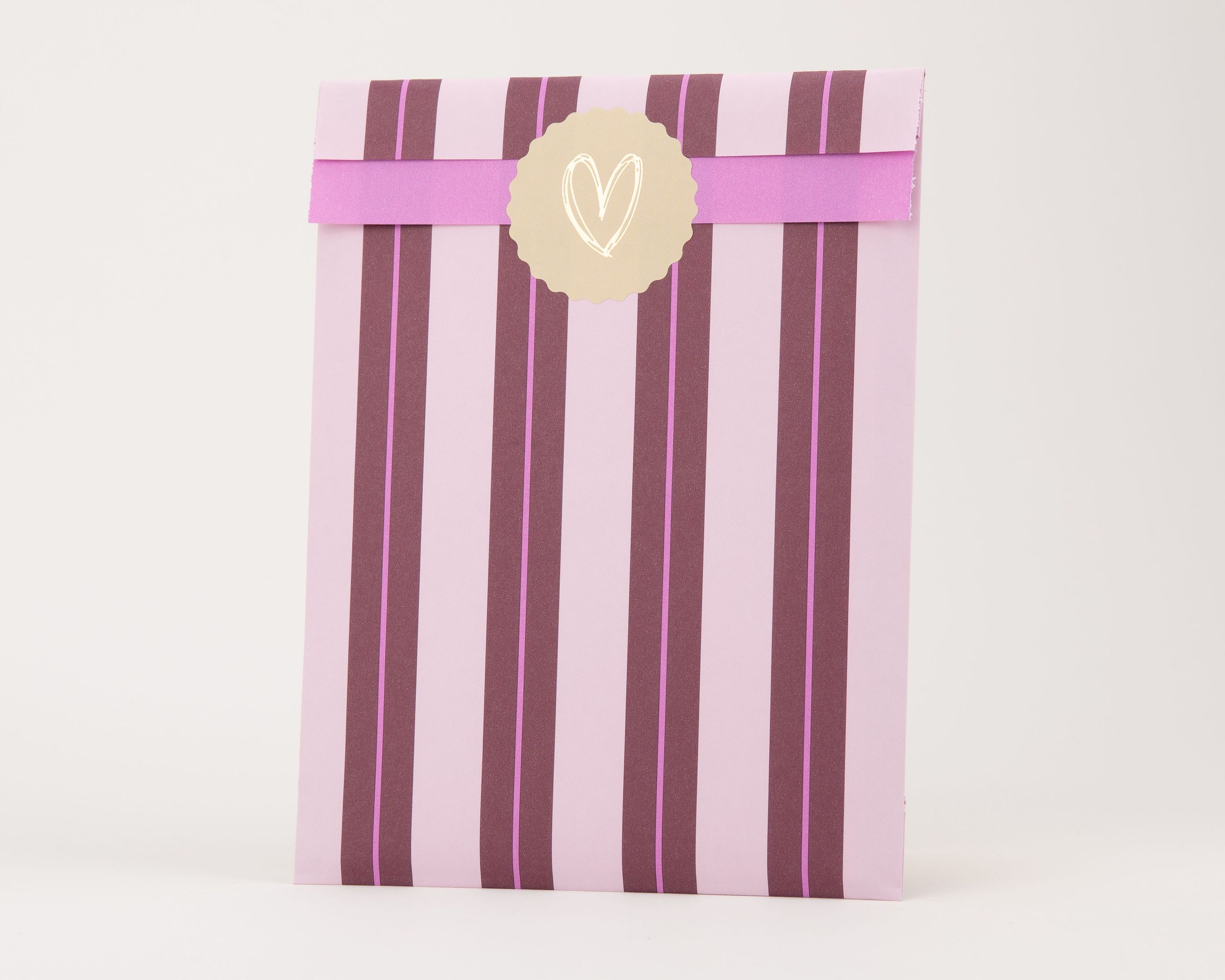 Papiertüten Flachbeutel mit einem Muster aus senkrechten Streifen in Flieder und Aubergine und einer Innenseite in hellem Lila