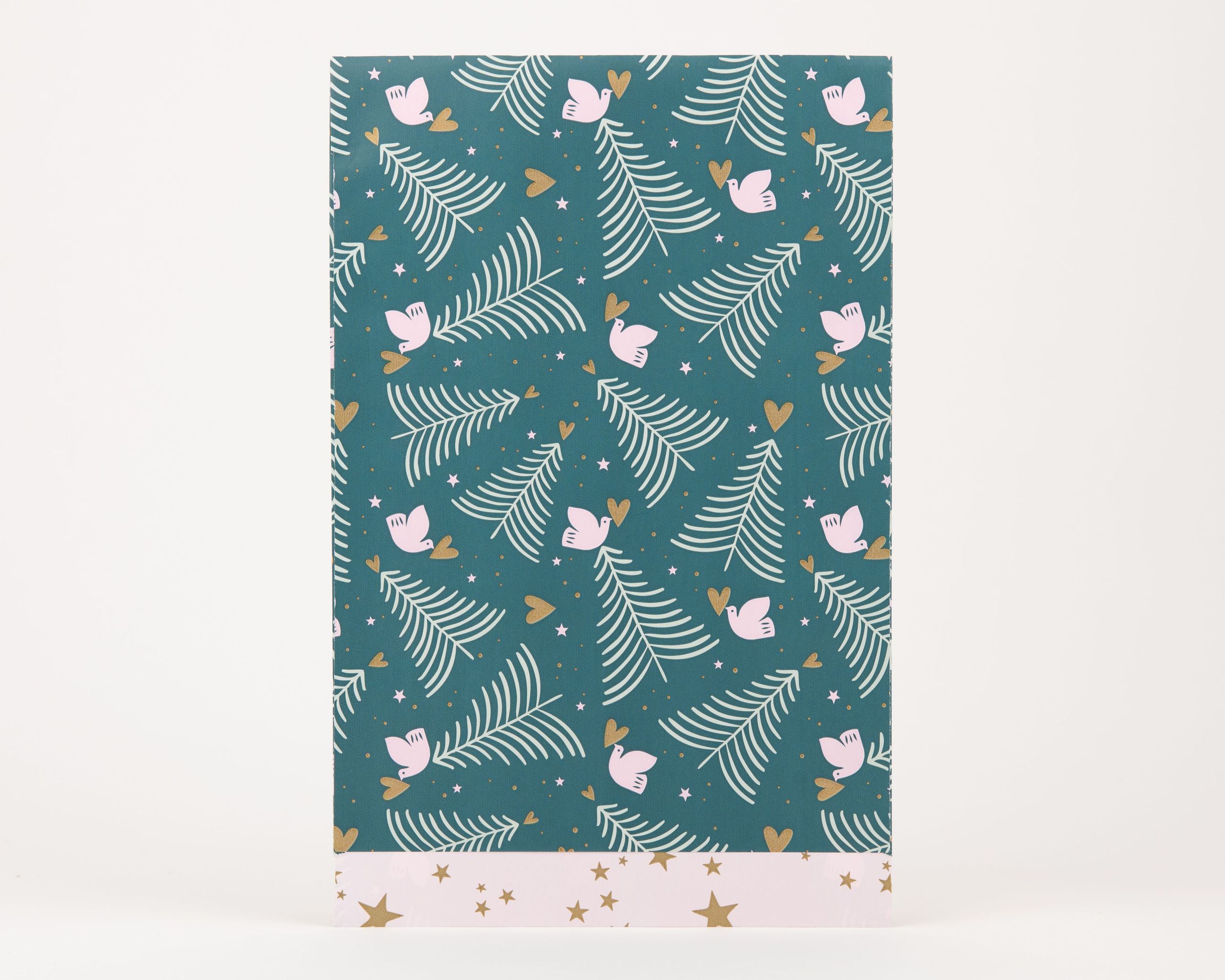 Papiertüten Flachbeutel in Petrol mit weißen Tannen, rosa Tauben, Sternen und goldenen Herzen. Die Innenseite ist rosa mit goldenen Sternen