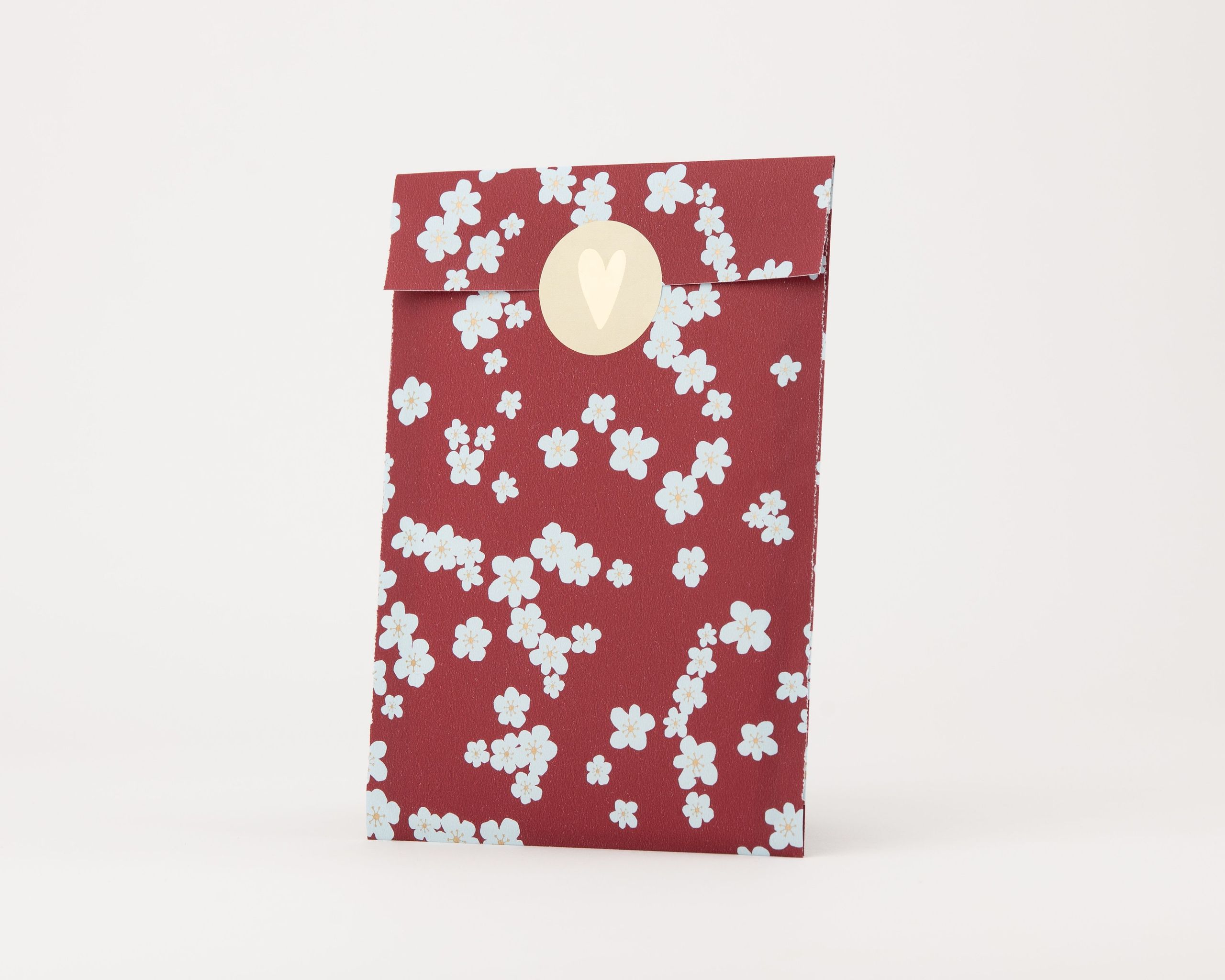 Papiertüten Flachbeutel mit einem weinroten Hintergrund und hellblauen Kirschblüten sowie einer hellblauen Innenseite mit zartem Blütenmuster