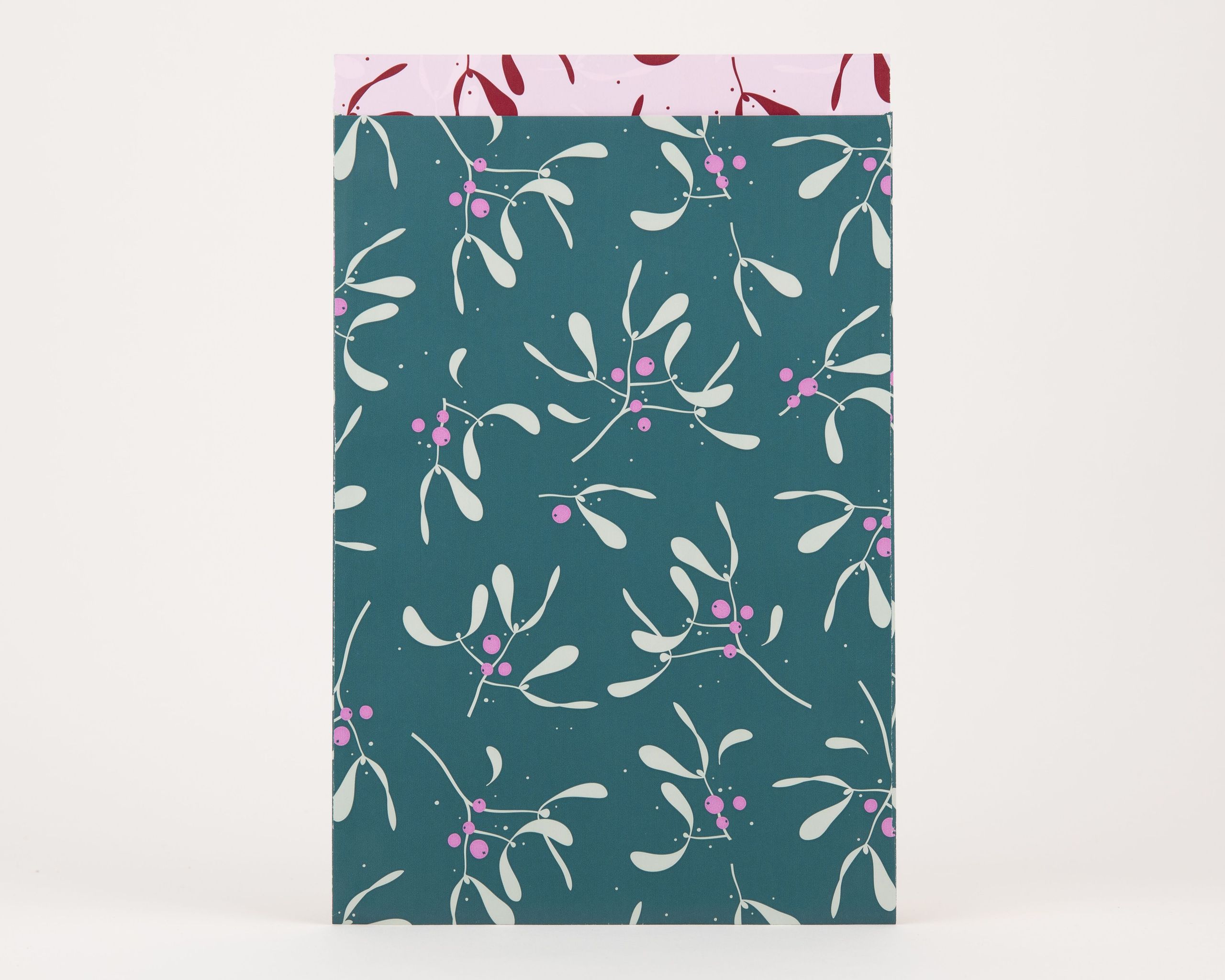 Papiertüten Flachbeutel mit Mistelzweig-Muster in Petrol, Hellgrün und Magenta, die Innenseite zeigt rosa und weinrote Zweige