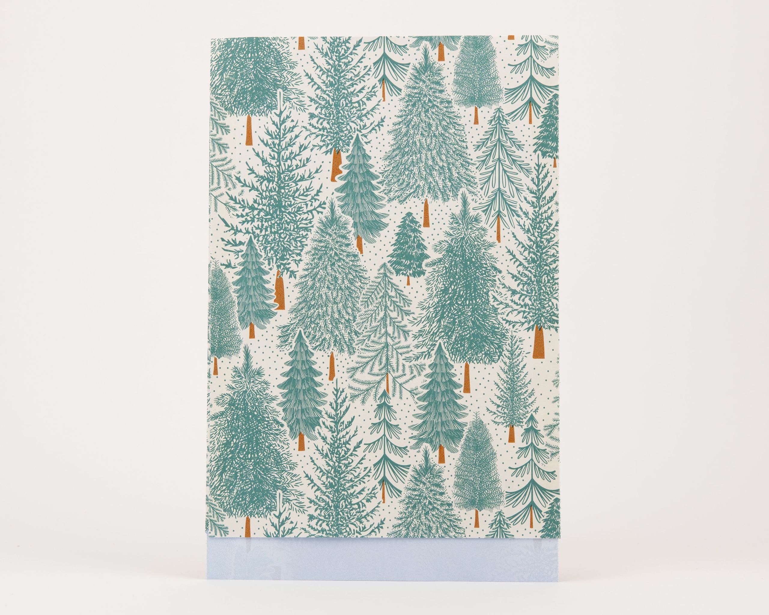 Papiertüten Flachbeutel mit nordischem Winterdesign zeigen grüne Tannenbäume und hellbraune Stämme auf hellem Grund, die Innenseite ist hellblau