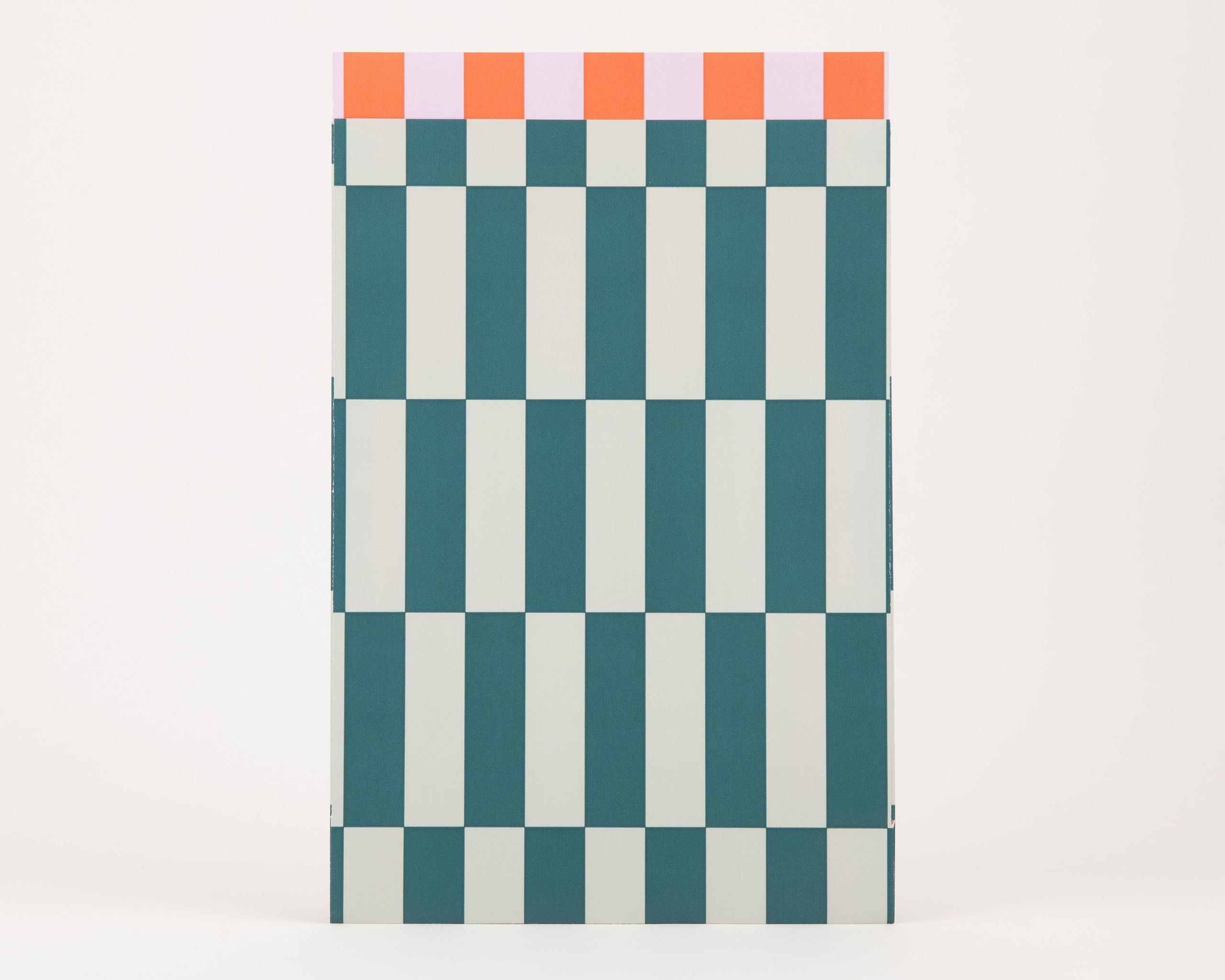 Papiertüten Flachbeutel mit einem Schachbrettmuster in Petrol und Hellgrün, die Innenseite zeigt Quadrate in Hellrosa und Orange