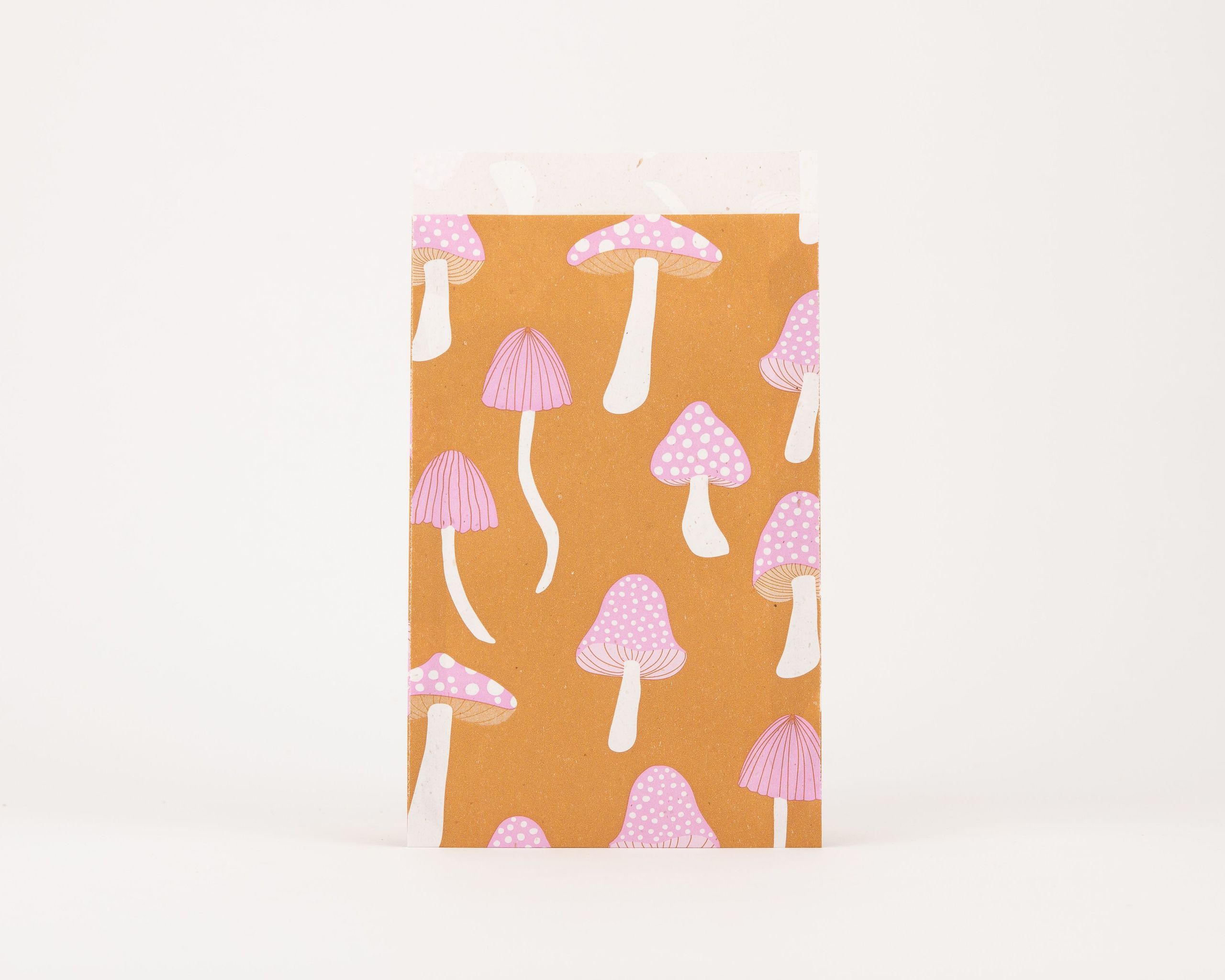 Papiertüten Flachbeutel mit ockerfarbenem Pilz-Muster in Rosa und Weiß, die Innenseite ist hellbeige
