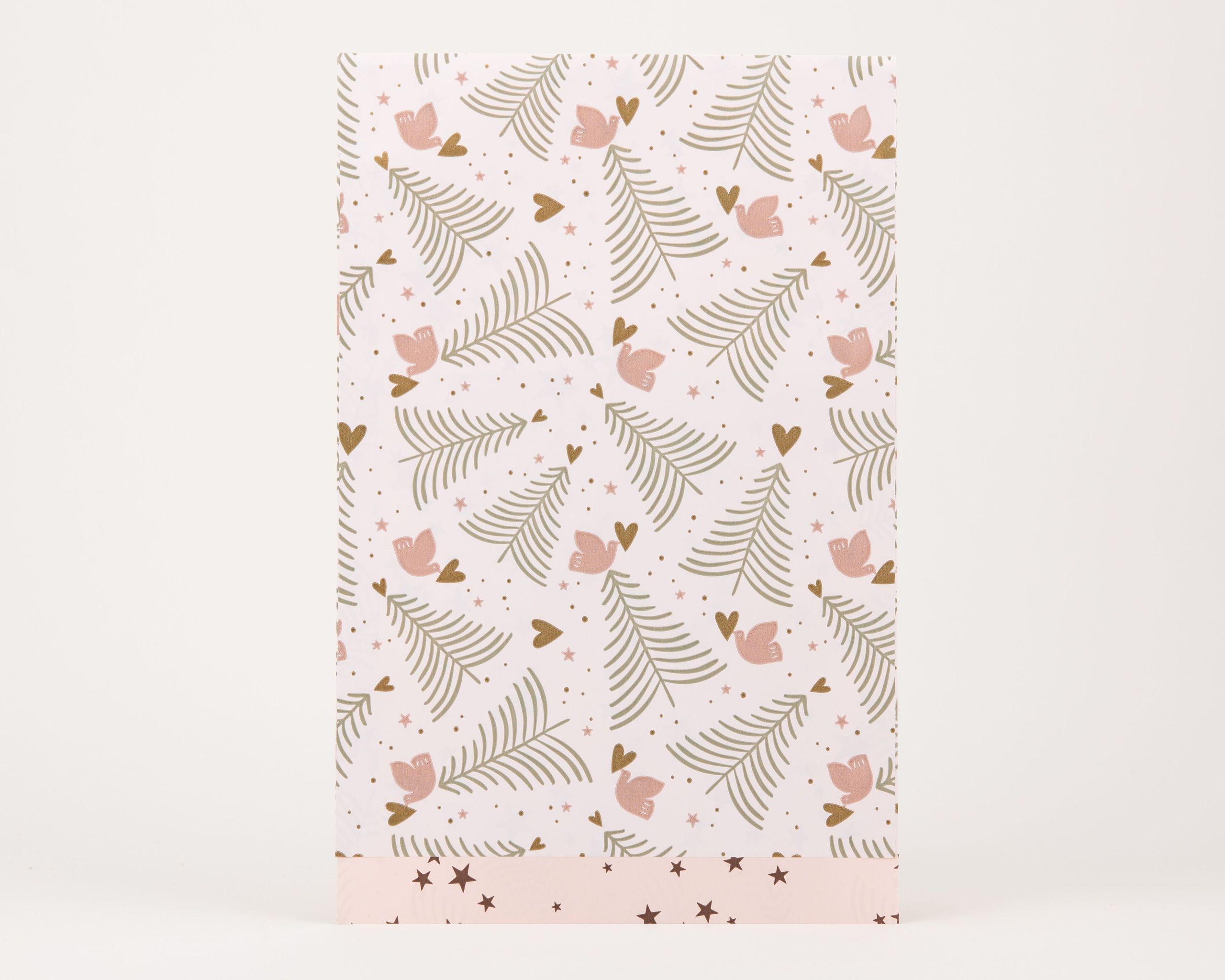 Papiertüten Flachbeutel Puderrosa mit grün-goldenen Tannen, rosafarbenen Vögeln und goldenen Herzen. Die Innenseite ist Rosa mit goldenen Sternen.