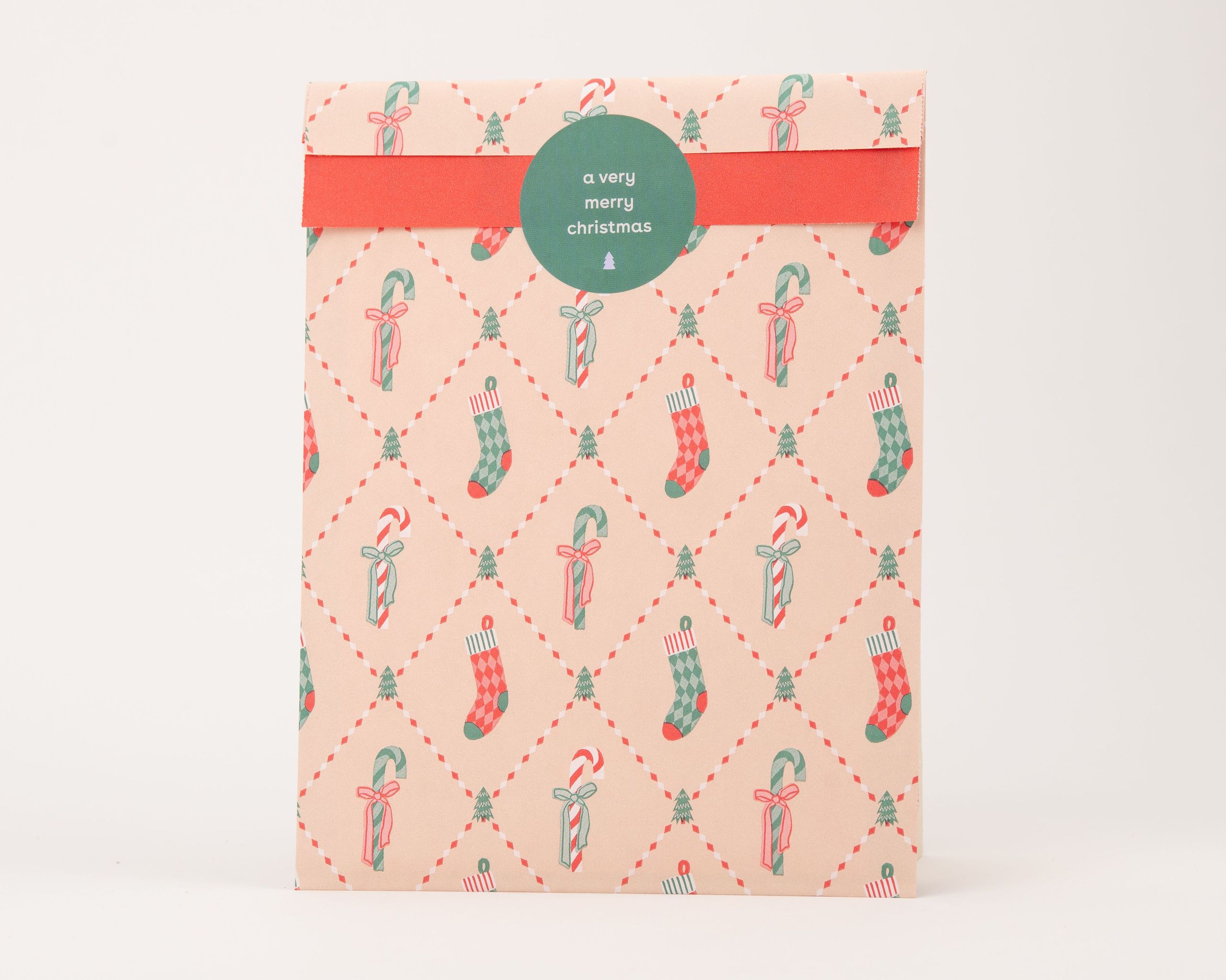 Papiertüten Flachbeutel in Beige mit Retro-Weihnachtsmuster in Rot und Grün, sowie einer roten Innenseite mit grünem Aufkleber