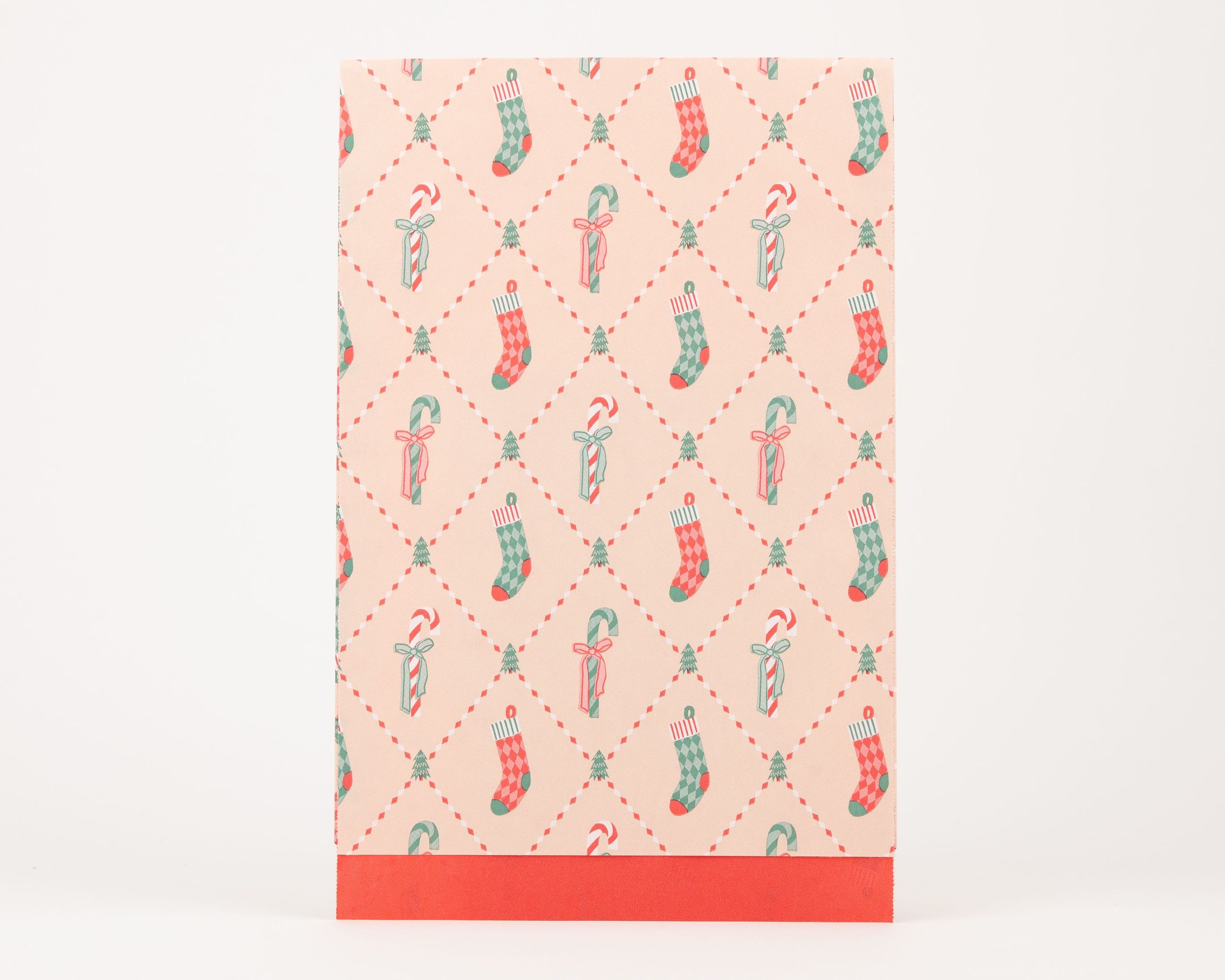 Papiertüten Flachbeutel mit beigem Hintergrund und einem Retro Weihnachtsmuster aus roten, grünen Motiven. Die Innenseite zeigt ein kräftiges Rot