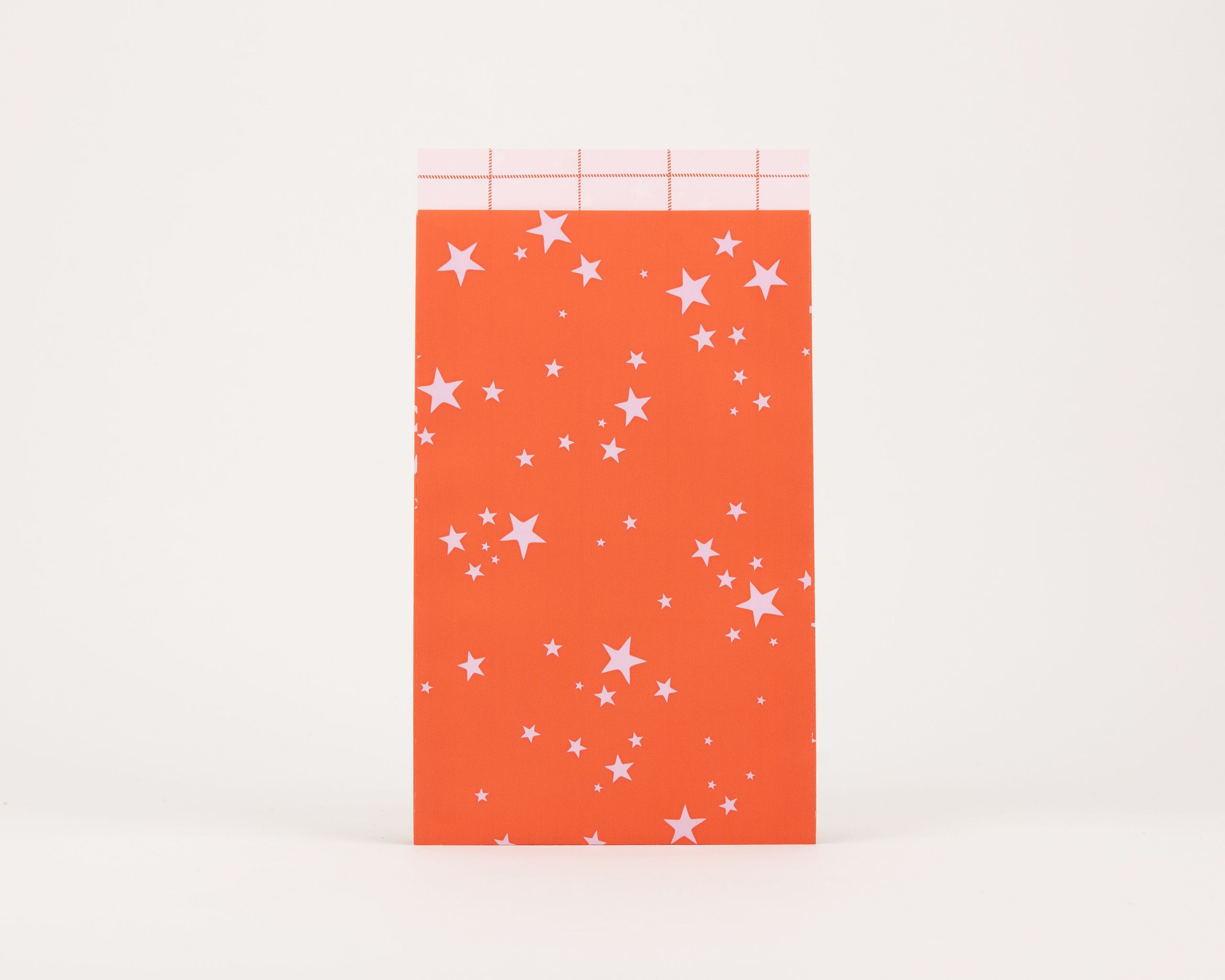 Papiertüten Flachbeutel in Orangerot mit hellrosa Sternenmuster, die Innenseite ist hellrosa mit einem zarten Karomuster