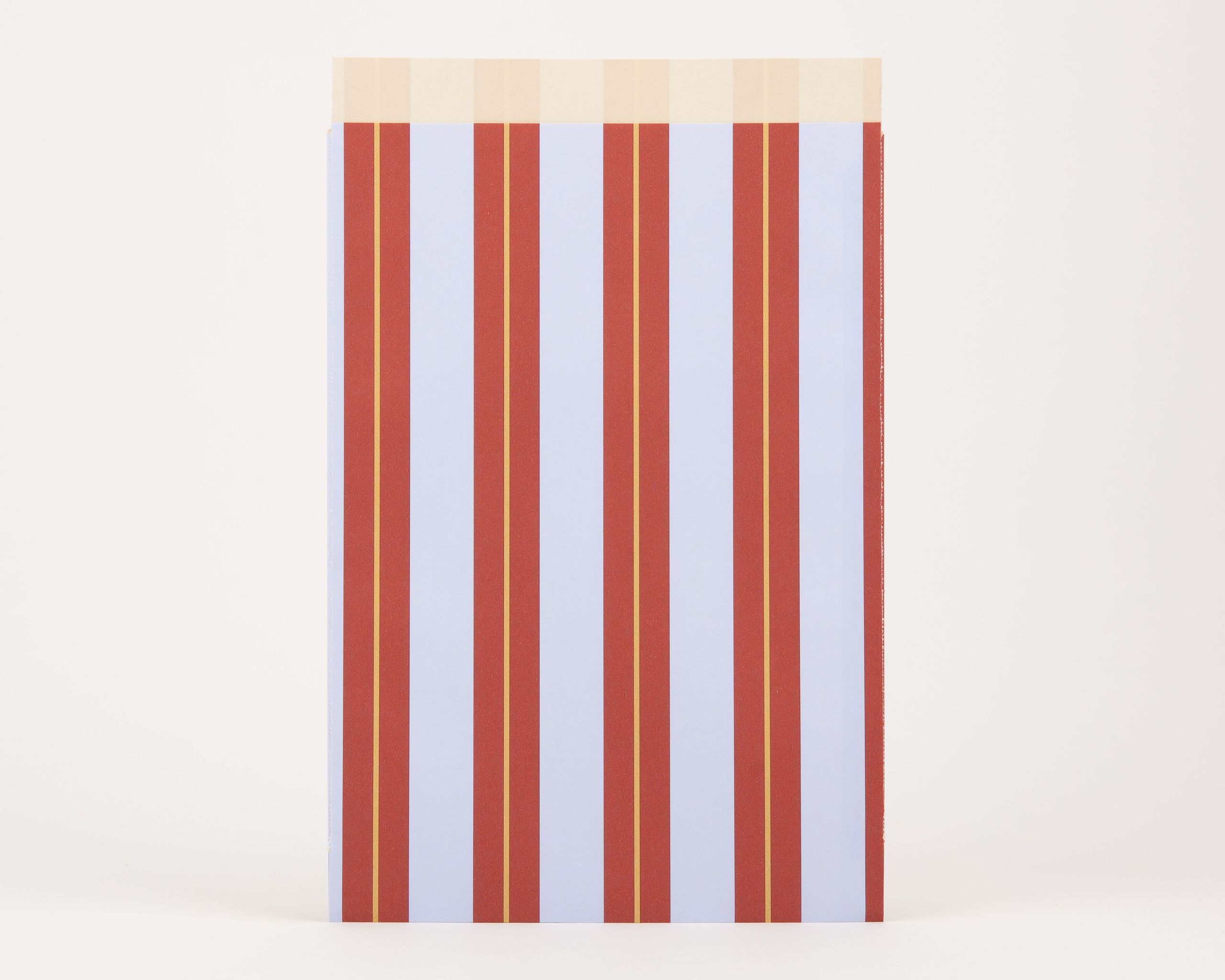 Papiertüten Flachbeutel mit einem Muster aus vertikalen Streifen in Hellblau, Dunkelrot und Gelb, die Innenseite ist Beige gestreift