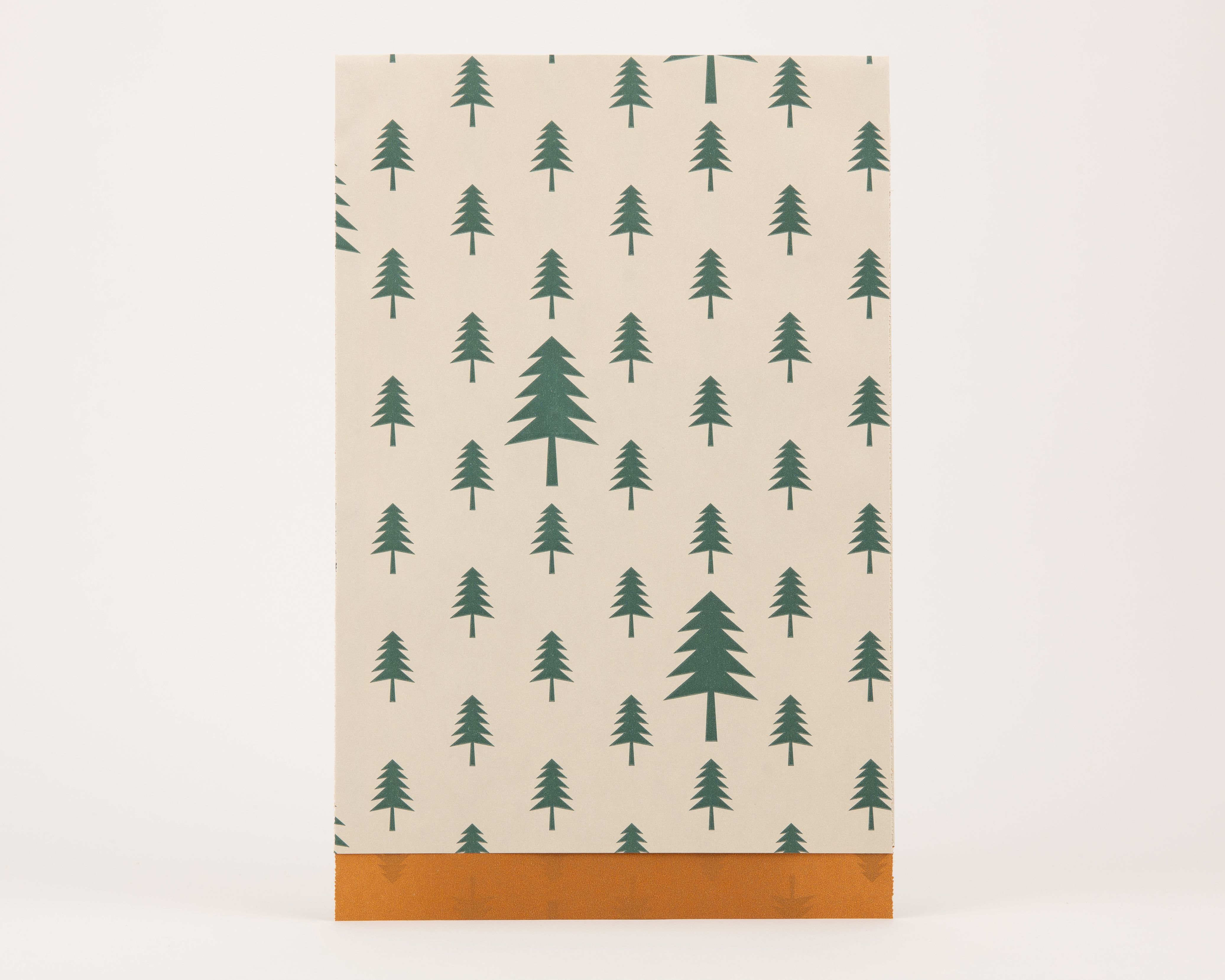 Papiertüten Flachbeutel mit beigem Hintergrund und dunkelgrünem Tannenbaum-Muster, die Innenseite ist ockerfarben