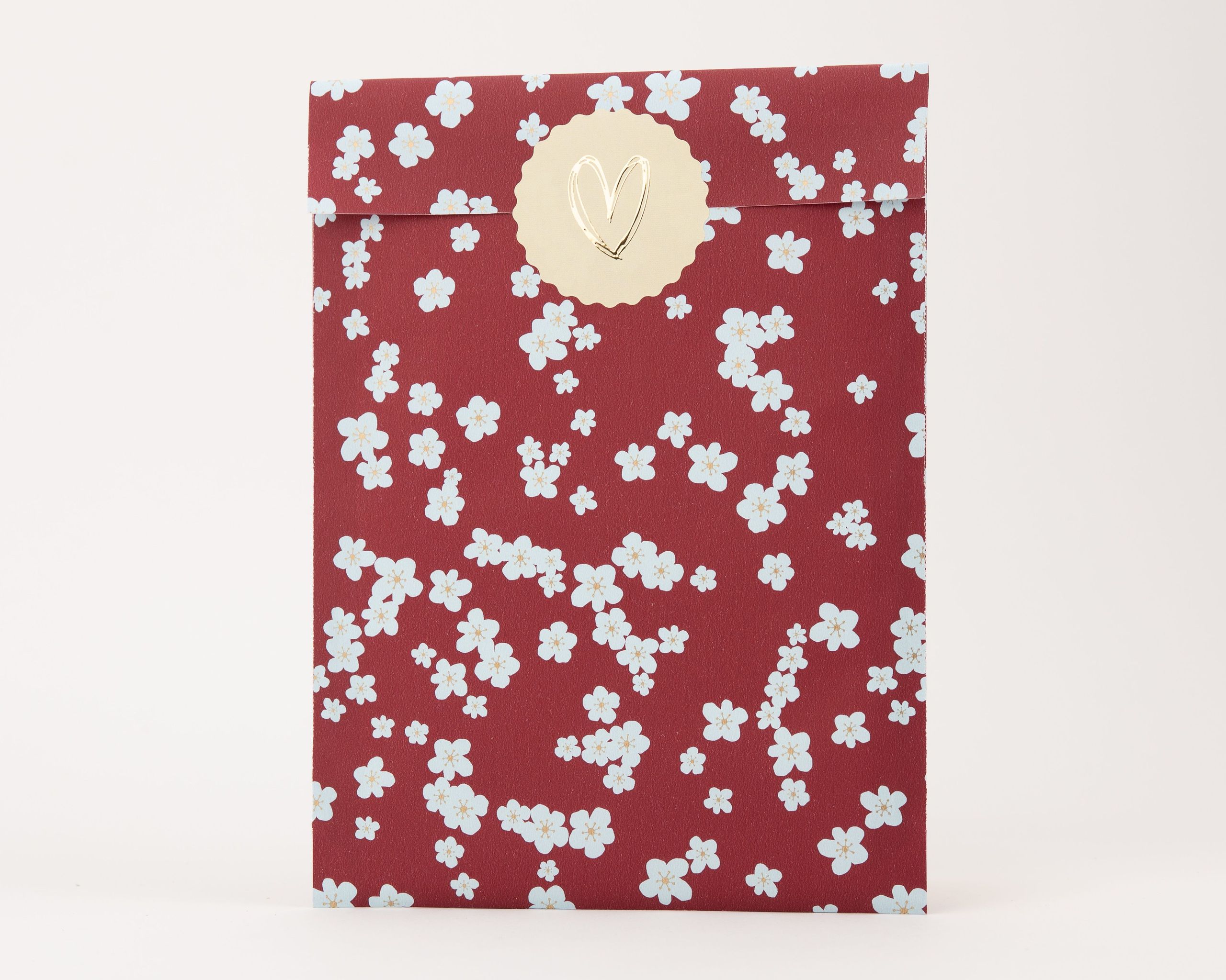 Papiertüten Flachbeutel in Weinrot mit einem Muster aus hellblauen Kirschblüten die Außenseite und Innenseite sind farblich identisch gestaltet
