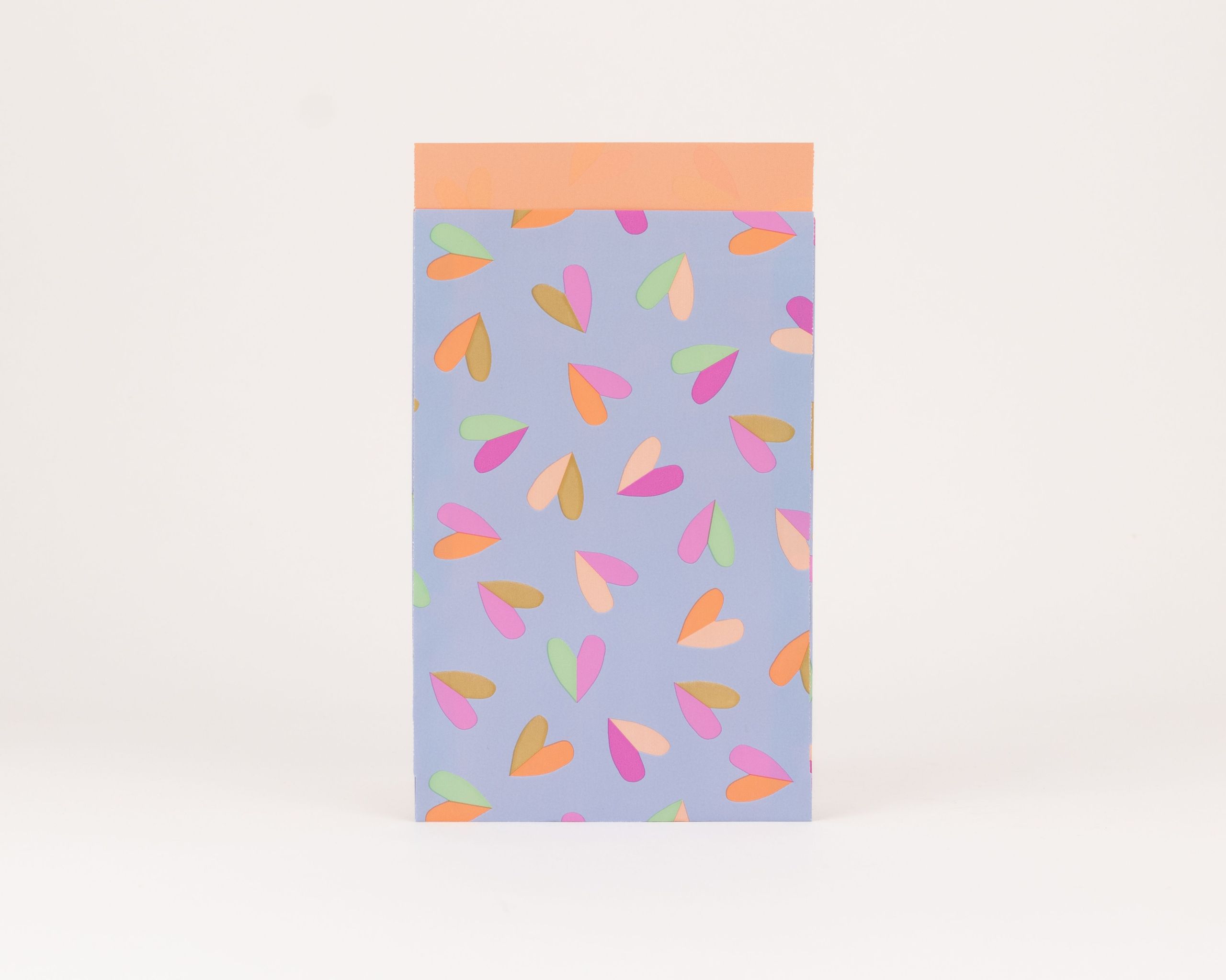 Flachbeutel mit blauem Hintergrund und Herzmuster in Pink, Grün, Orange und Goldfolie mit orangefarbener Innenseite