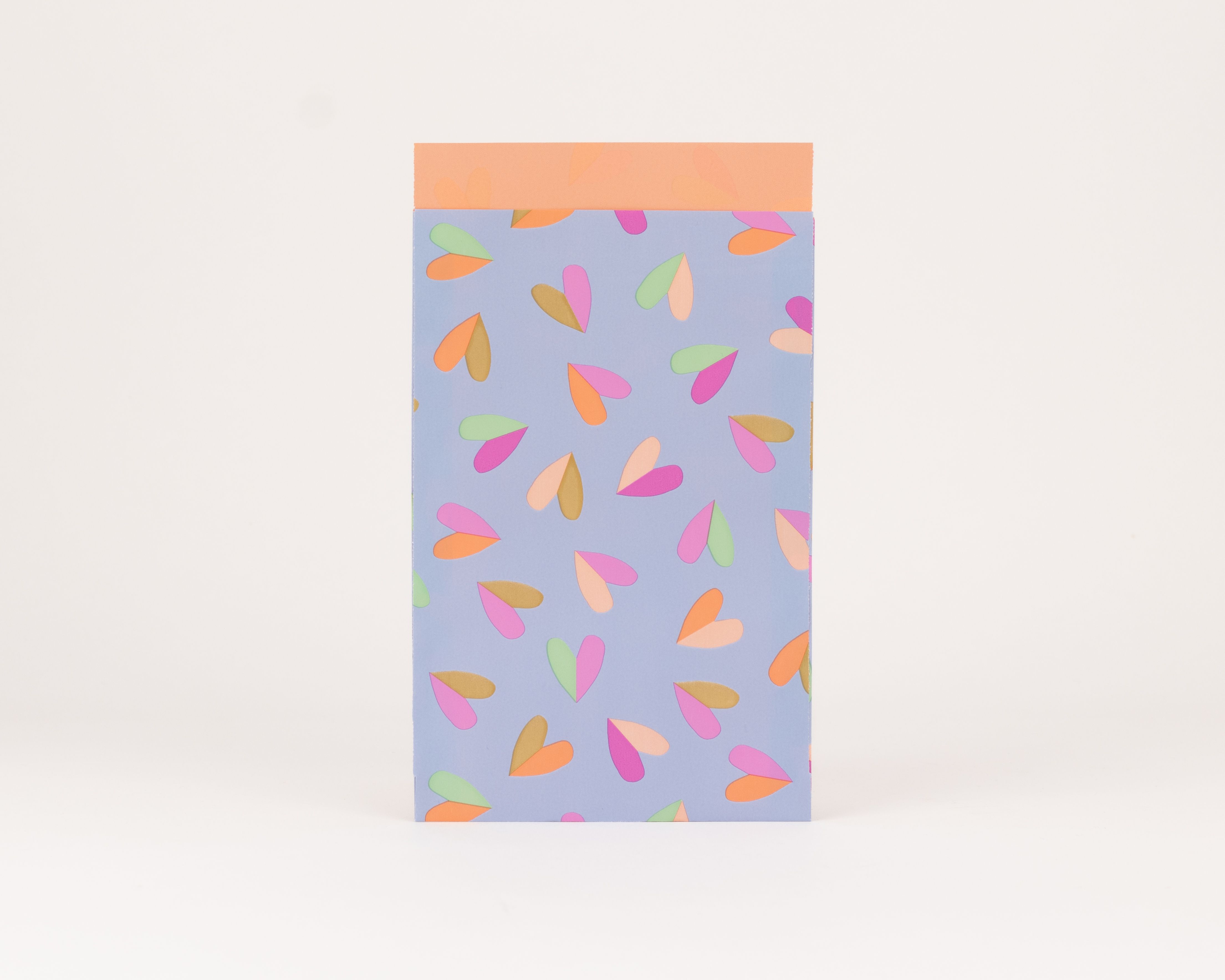 Flachbeutel mit blauem Hintergrund und Herzmuster in Pink, Grün, Orange und Goldfolie mit orangefarbener Innenseite