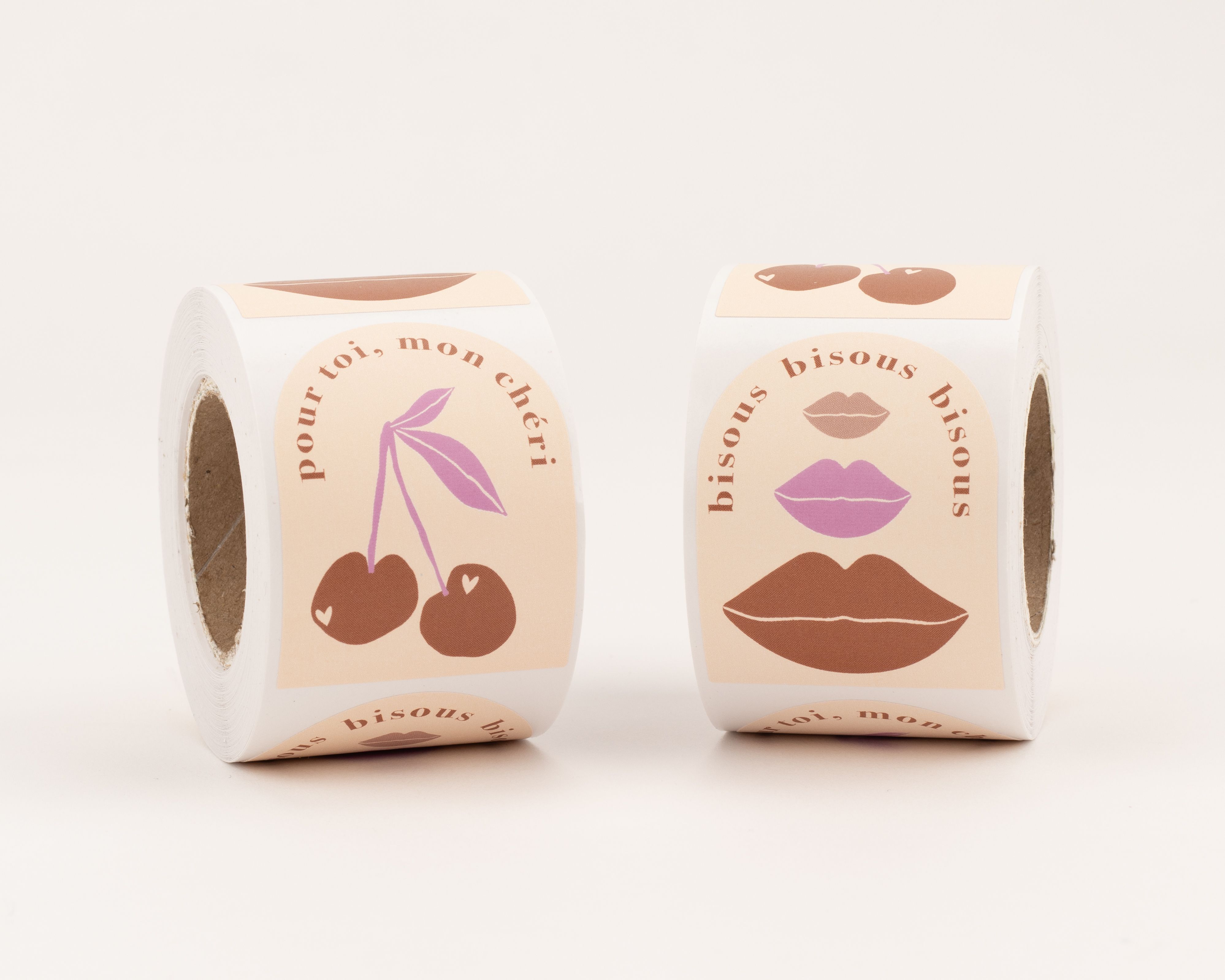 Aufkleber mit zwei Designs: braune Kirschen mit lila Blättern und einem Gruß, sowie Lippenpaare in Braun- und Lilatönen