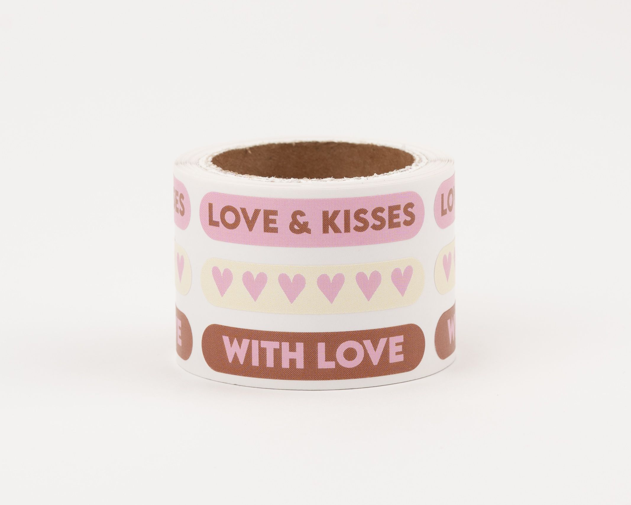 Sticker in verschiedenen Designs: rosafarbene 'Love & Kisses', cremefarbene mit Herzen und braune 'With Love' Aufkleber