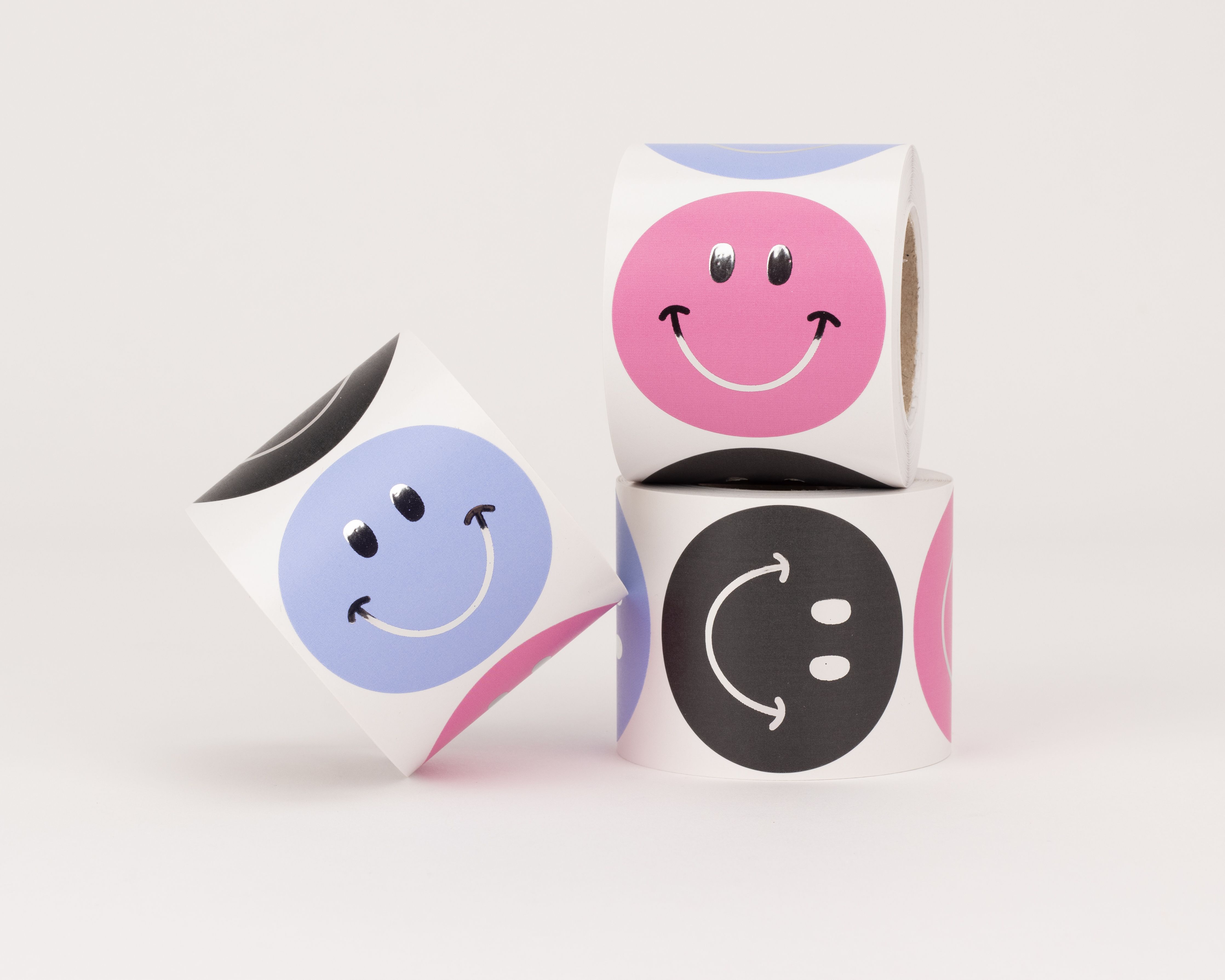 Aufkleber mit drei verschiedenen Smiley Designs in Blau, Pink und Schwarz, manche mit Silber Effekten