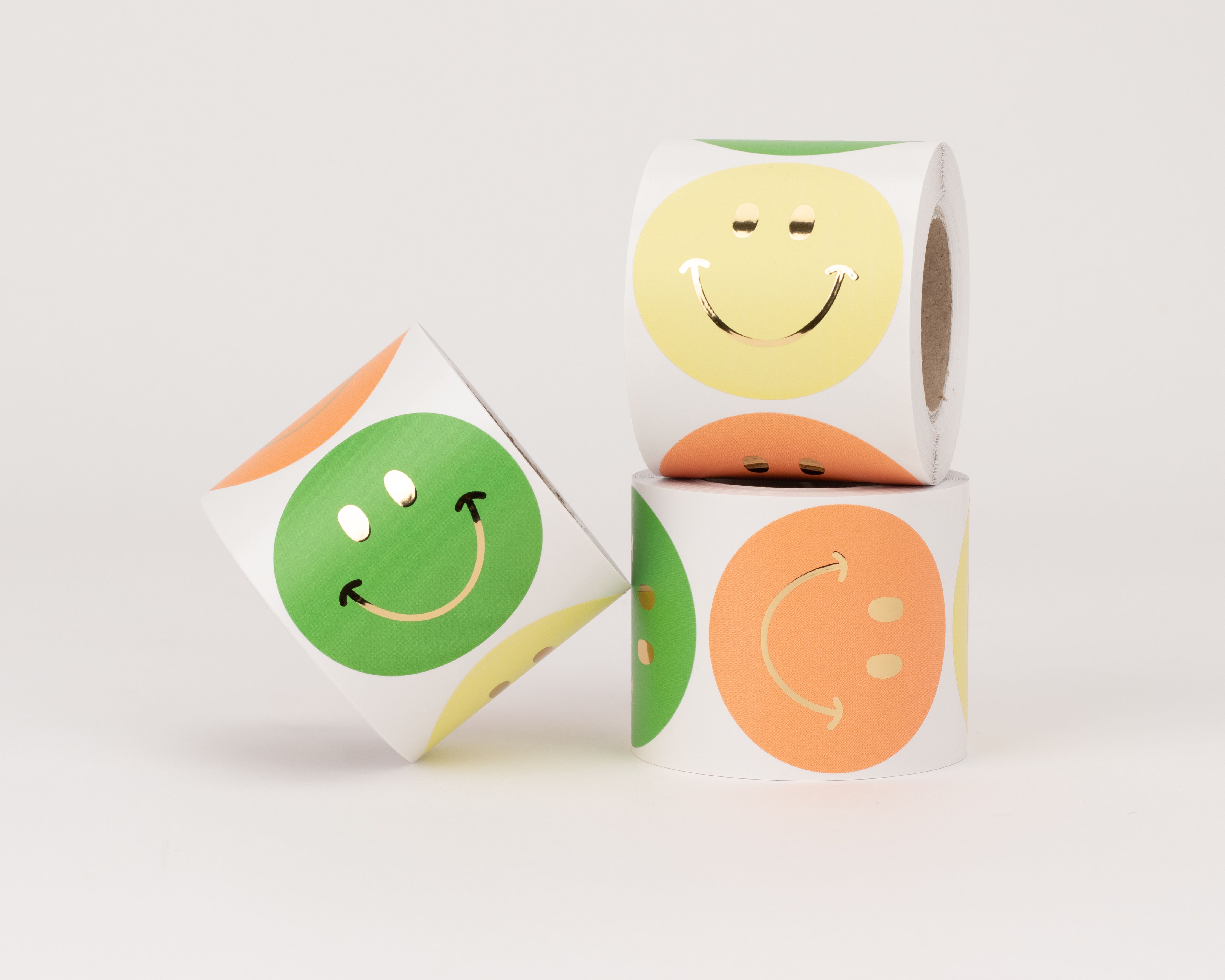 Aufkleber mit Smiley Design in strahlendem Farbmix aus Grün Gelb und Orange jeder Smiley hat goldene Augen und Mund