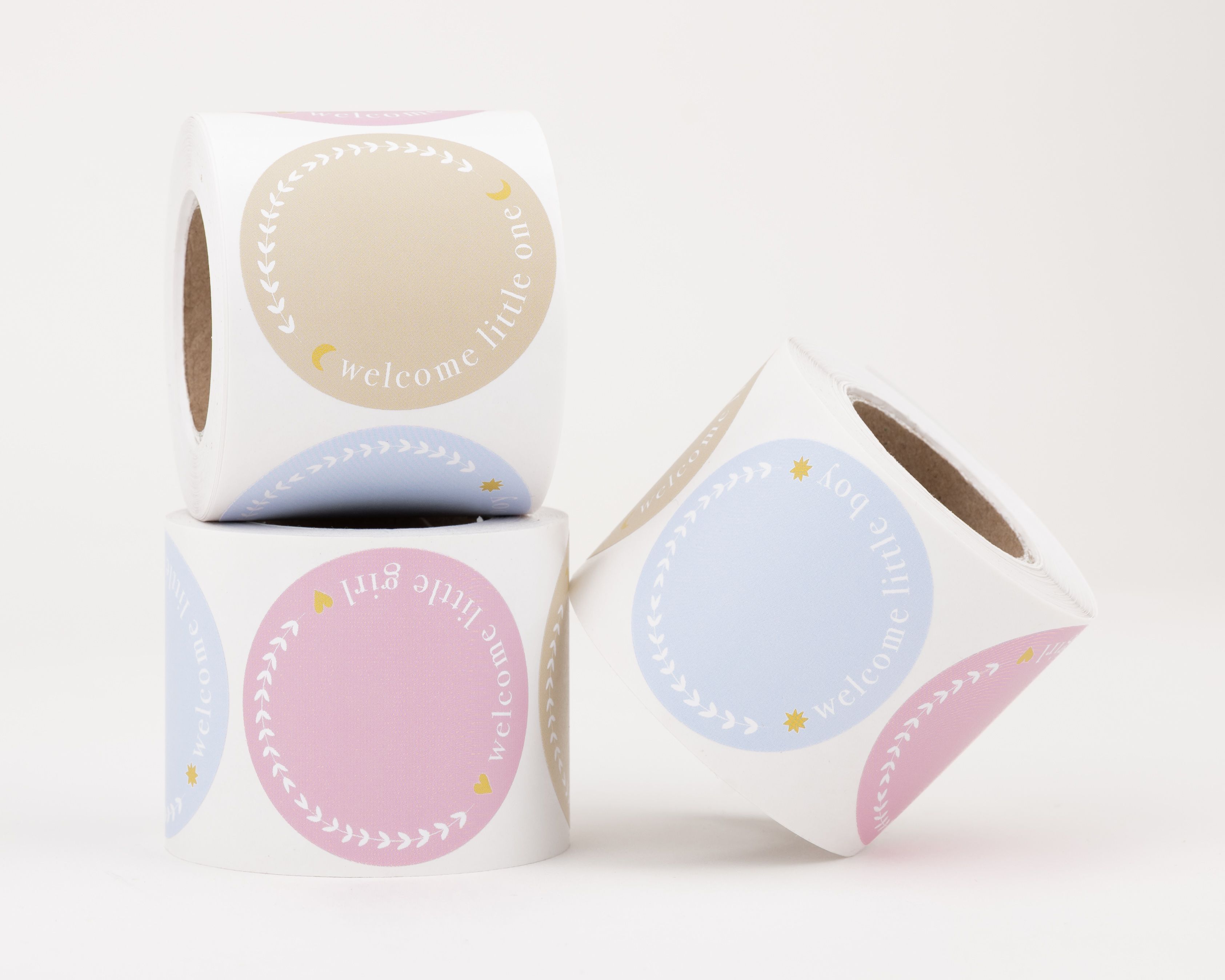 Runde Aufkleber in Rosa, Nude und Blau, mit den Texten 'welcome little one', 'welcome little girl' und 'welcome little boy'.